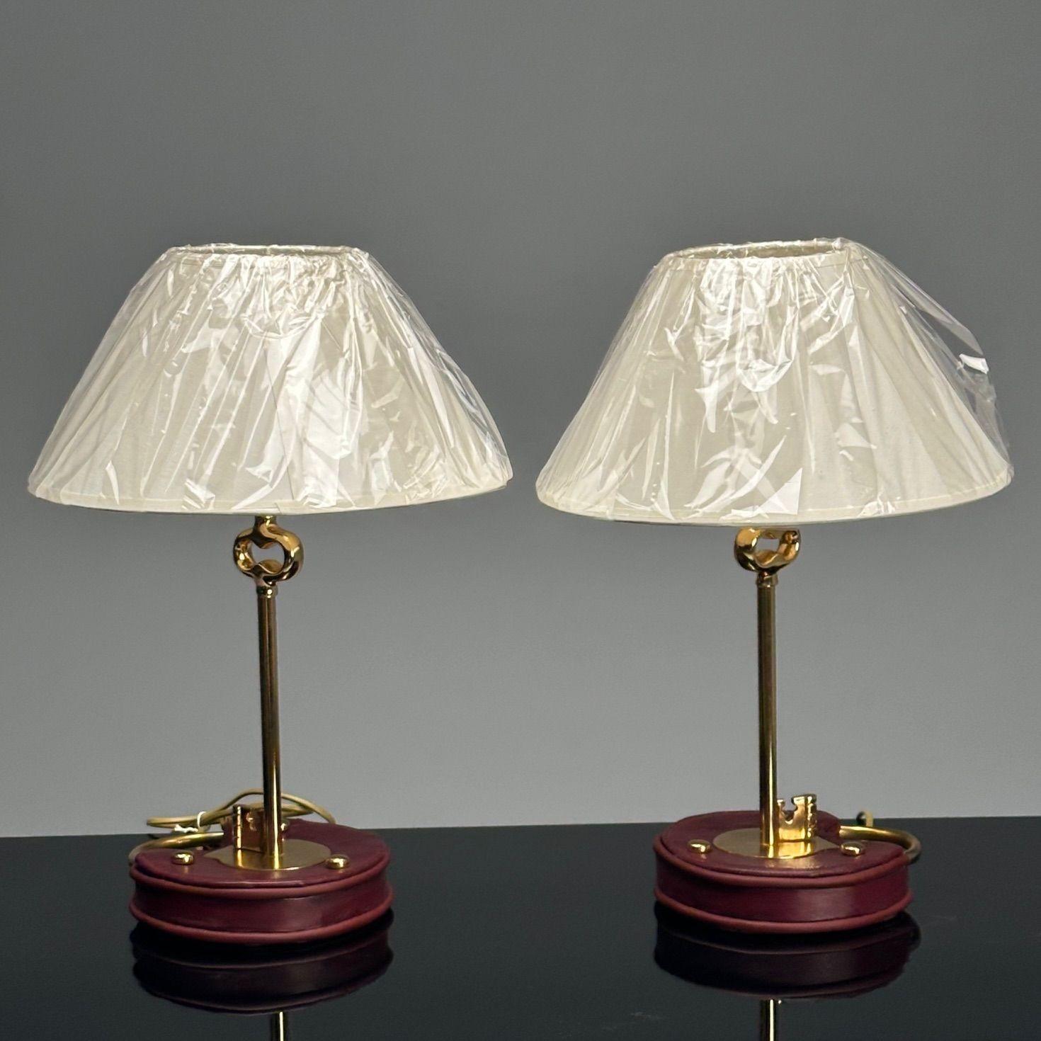 Laiton Lampes de table modernes de style Cartier, cuir rouge, laiton, abat-jour en papier en vente