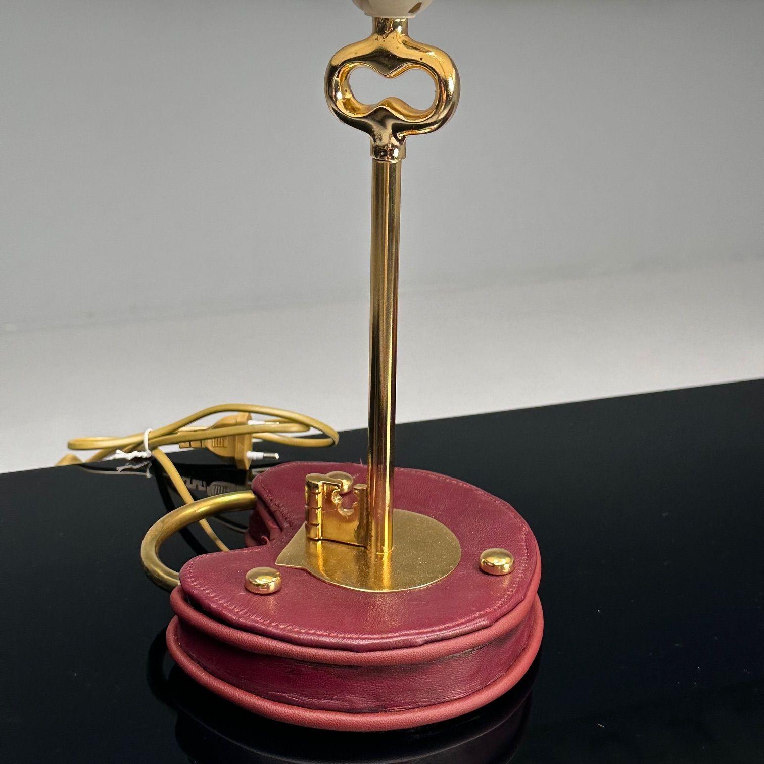 Lampes de table modernes de style Cartier, cuir rouge, laiton, abat-jour en papier en vente 1