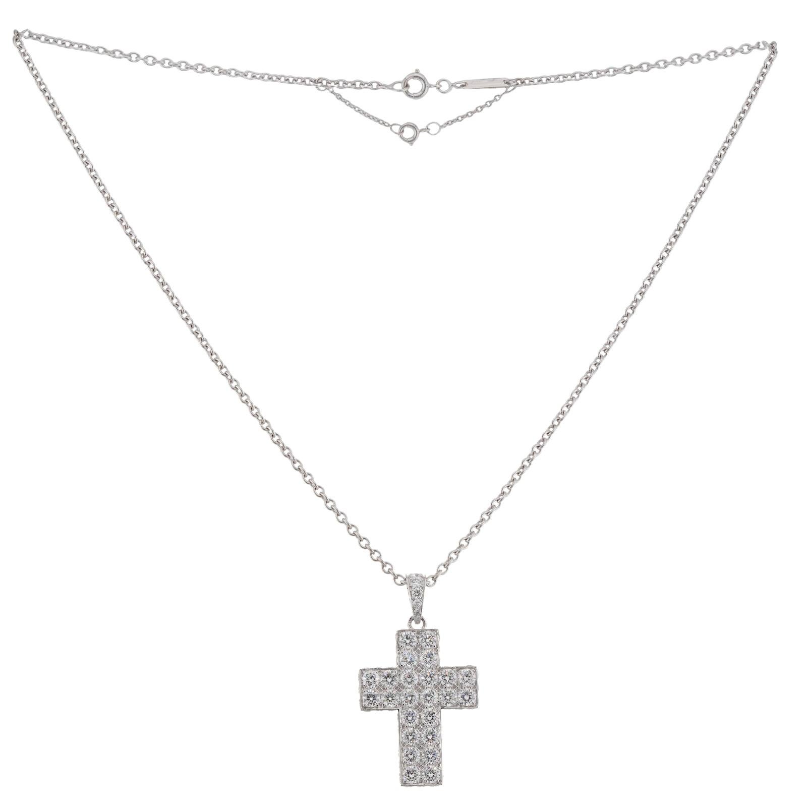 CARTIER Sucre Doo Boudouard Large Cross Diamond White Gold Pendant Necklace In Excellent Condition For Sale In New York, NY
