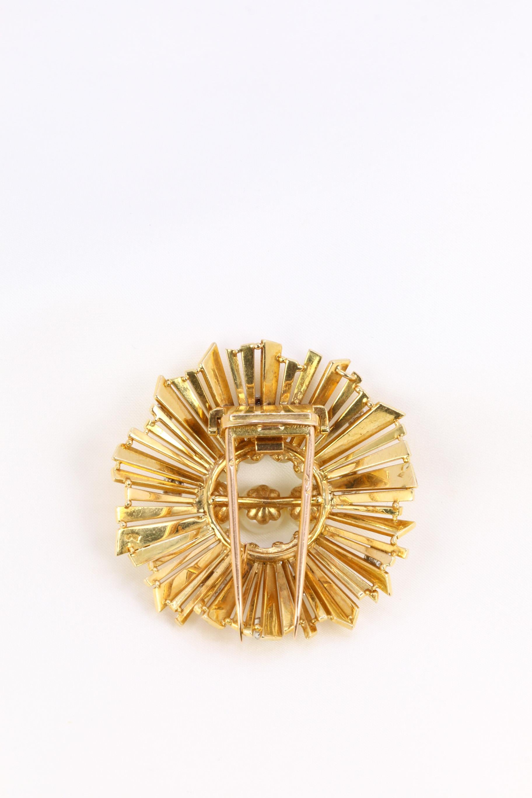 CARTIER Sonnenbrosche aus Gold und Platin mit Perlen und Diamanten besetzt  (Rundschliff) im Angebot