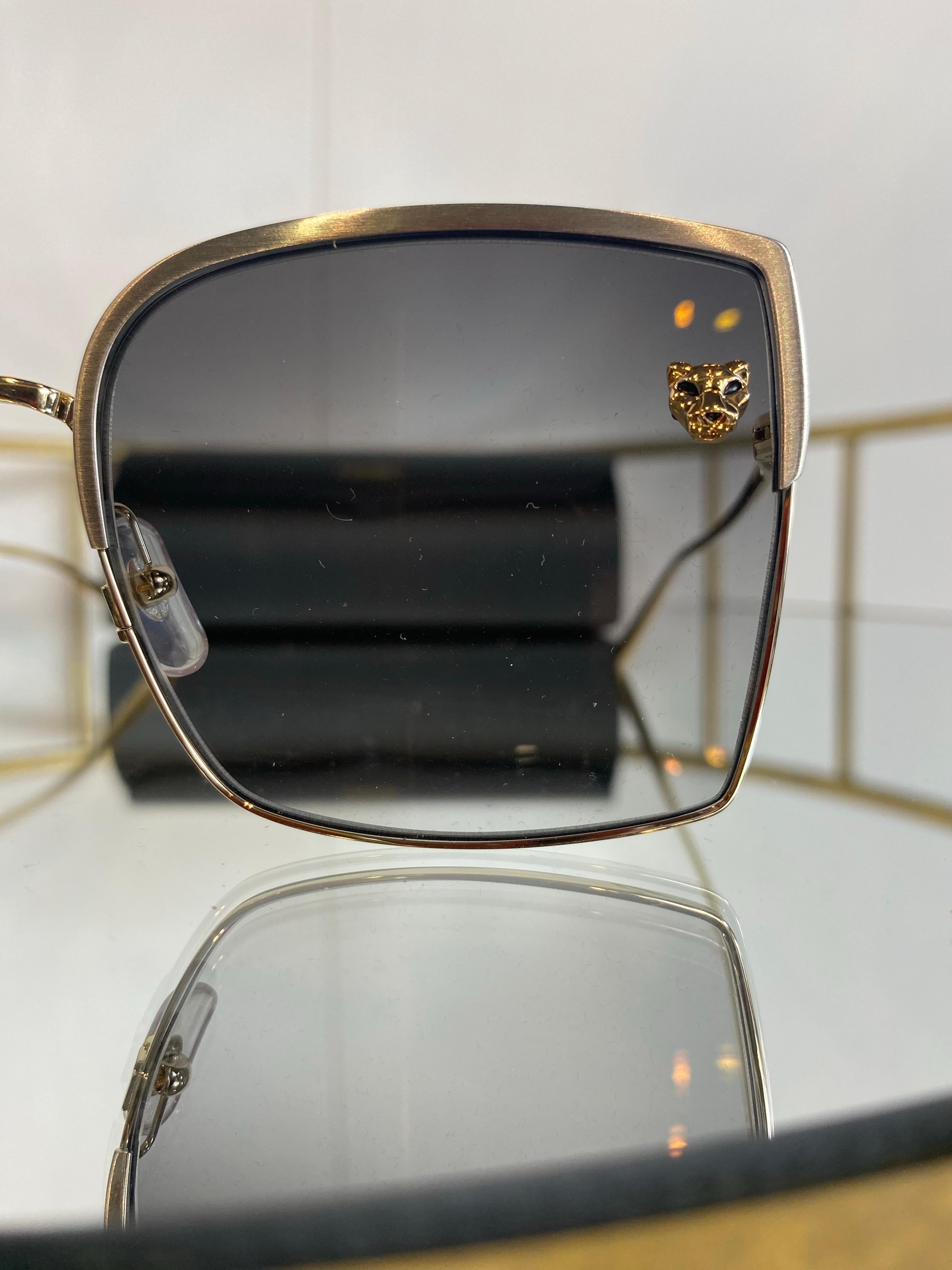 Lunettes de soleil Cartier.
La boîte originale est incluse.
Largeur des verres 14 cm.
Hauteur des lentilles 5,5 cm.
Longueur des branches 14 cm.
Nouveau sans étiquette