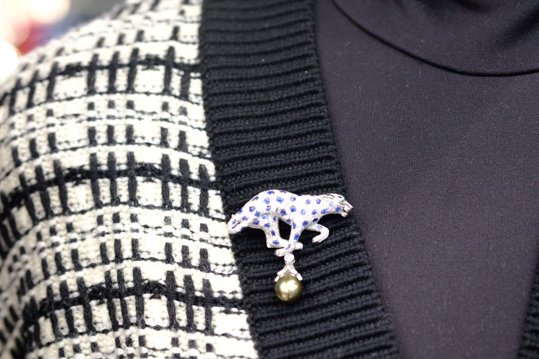 Cartier Tahitian Grey Pearl, Sapphire and Diamond Panthere Pendant/Clip Brooch For Sale 6