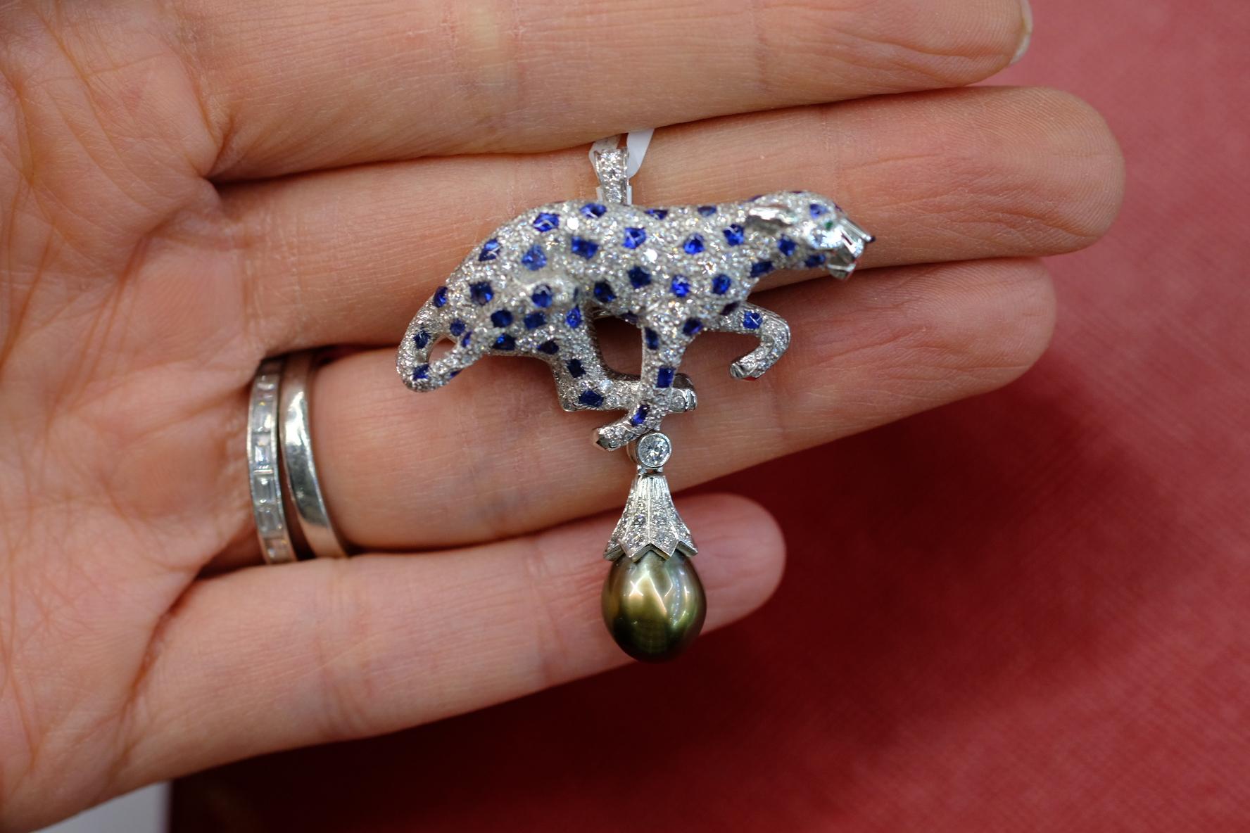 Cartier Tahitian Grey Pearl, Sapphire and Diamond Panthere Pendant/Clip Brooch For Sale 8