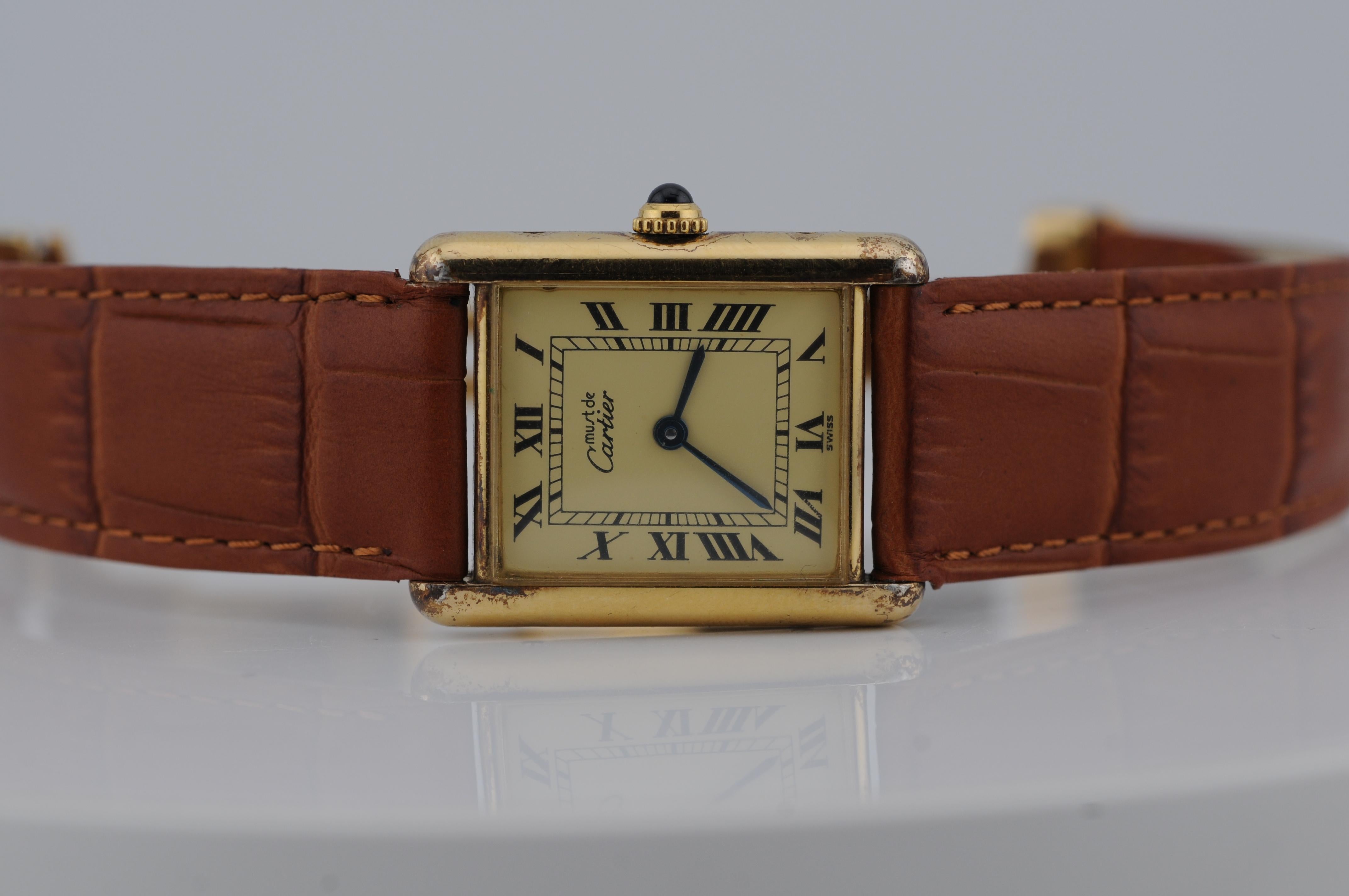 Cartier Tank Referenz 1615 mit einem 24-mm-Gehäuse in Argental (Silber) und einem Schweizer Quarzwerk. Verfügt über eine Cartier Faltschließe und ist in gutem Zustand. Ein klassischer und eleganter Zeitmesser, der das zeitlose Design von Cartier
