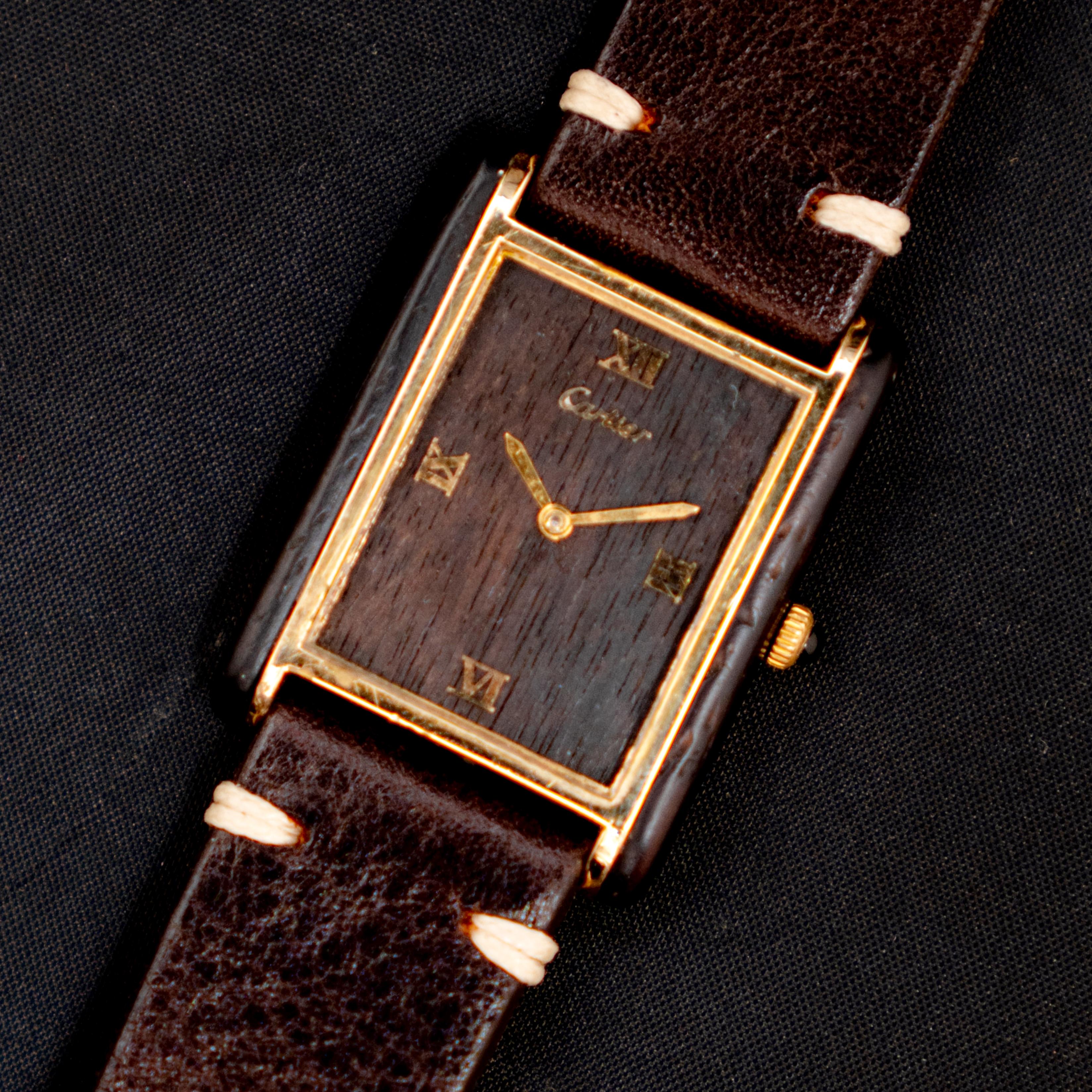 Marque : Cartier
Modèle : Réservoir
Année : 1975 - 1976
Référence : OT1894

Cartier a lancé les montres Must De Cartier Tank au milieu des années 1970. Ces montres ont été méticuleusement fabriquées à partir d'un bois de rose brésilien rare, connu