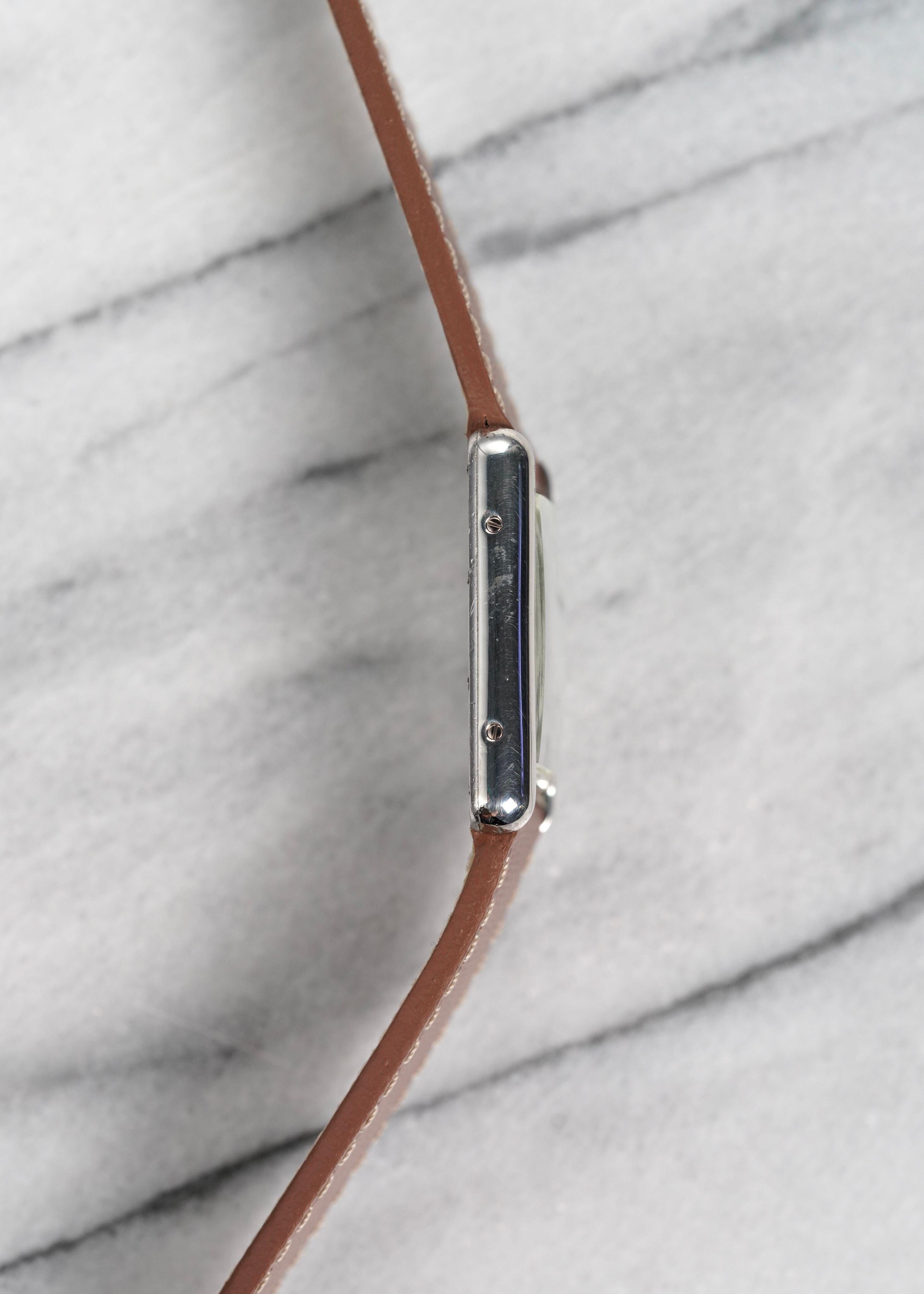 Voici une Cartier tank référence 2414 quartz avec un cadran blanc à chiffres romains datant de la fin des années 90, début des années 2000. L'heure est très précise et l'appareil est entièrement fonctionnel. Les mesures comprennent un boîtier de 25