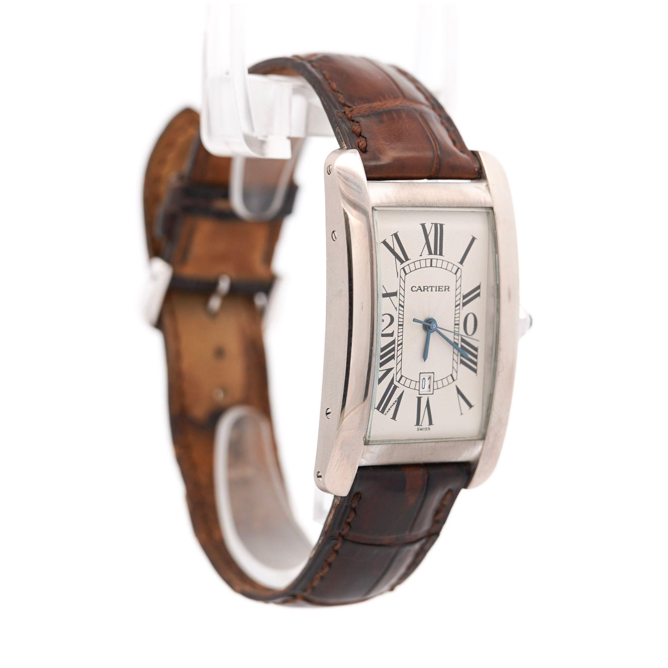 Reloj automático Cartier Tank Americaine 1741 de oro blanco de 18 quilates con caja curvada de 26 mm x 46 mm y esfera de premio especial de servicio que muestra 