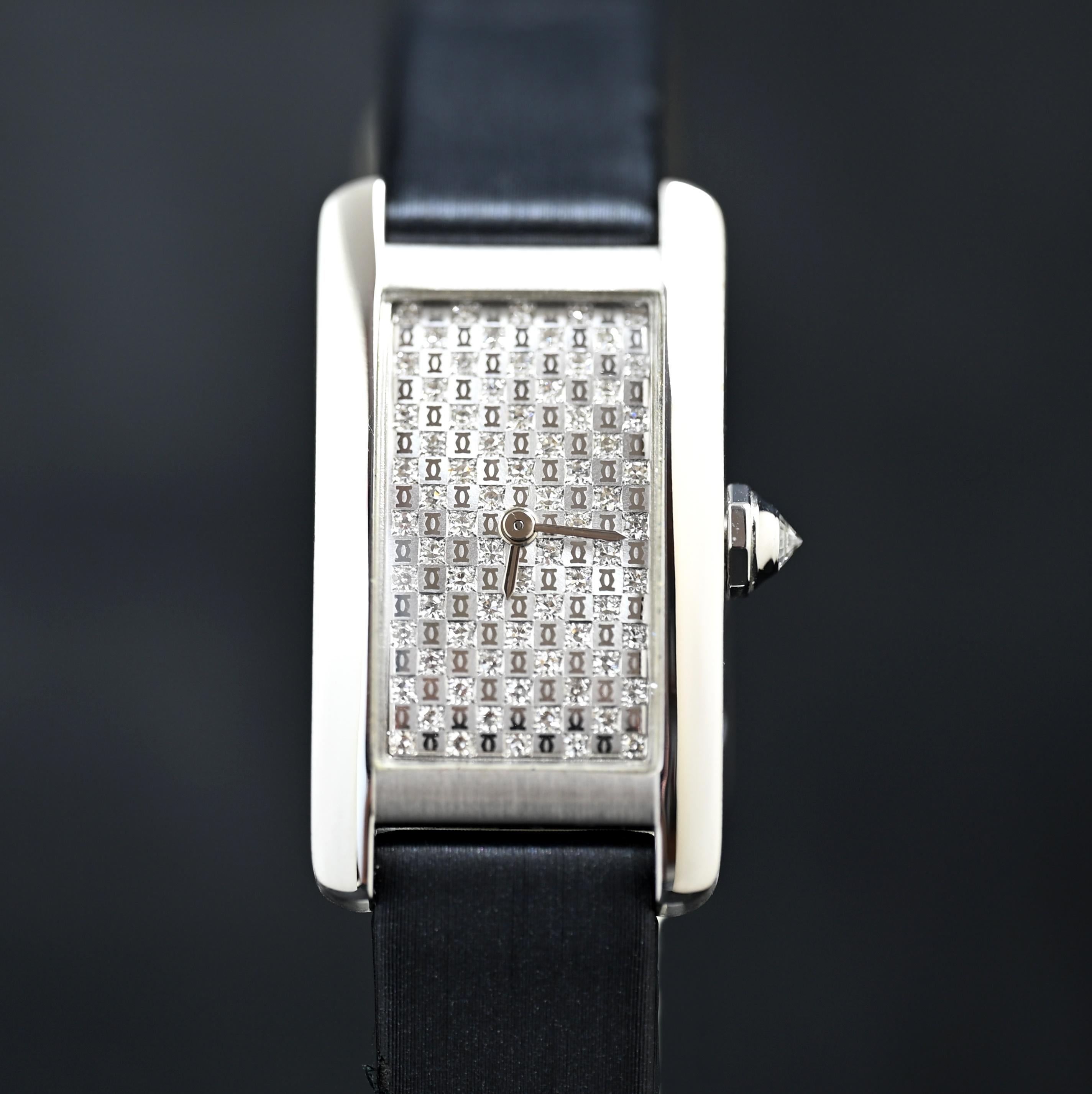 Marke: Cartier
Modell: Americaine 2489 
Jahr: 2000's
Seriennummer: 60xxxxxx

Referenz: C04249

Seit ihrer Einführung durch Louis Cartier im Jahr 1917 wurde die Cartier Tank mit einigen der berühmtesten Persönlichkeiten der Welt in Verbindung
