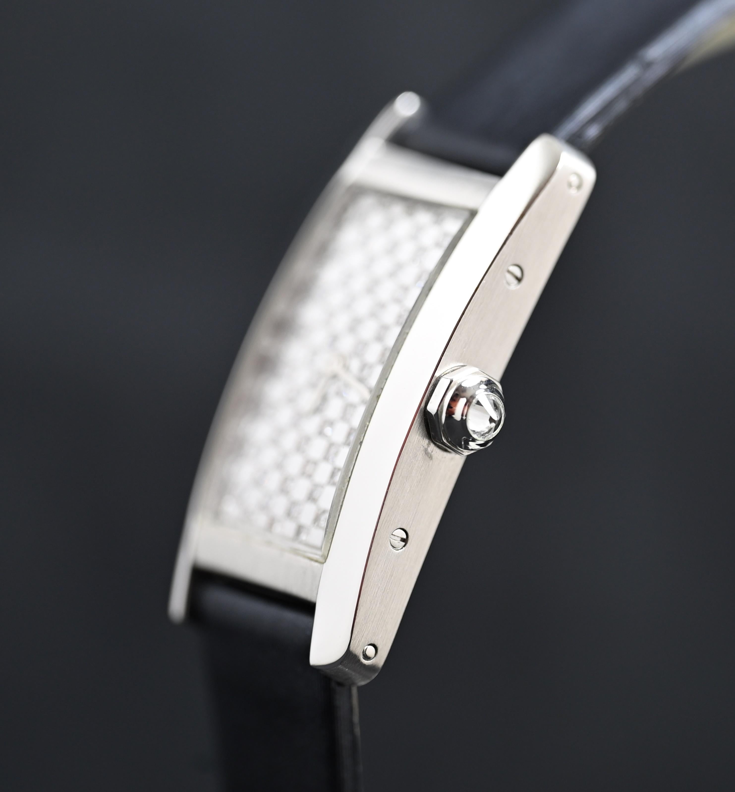 Cartier Tank Americaine 18K WG Diamant Pave Zifferblatt Quarz Ref. 2489, 2000er Jahre im Zustand „Gut“ in Central & Western District, HK