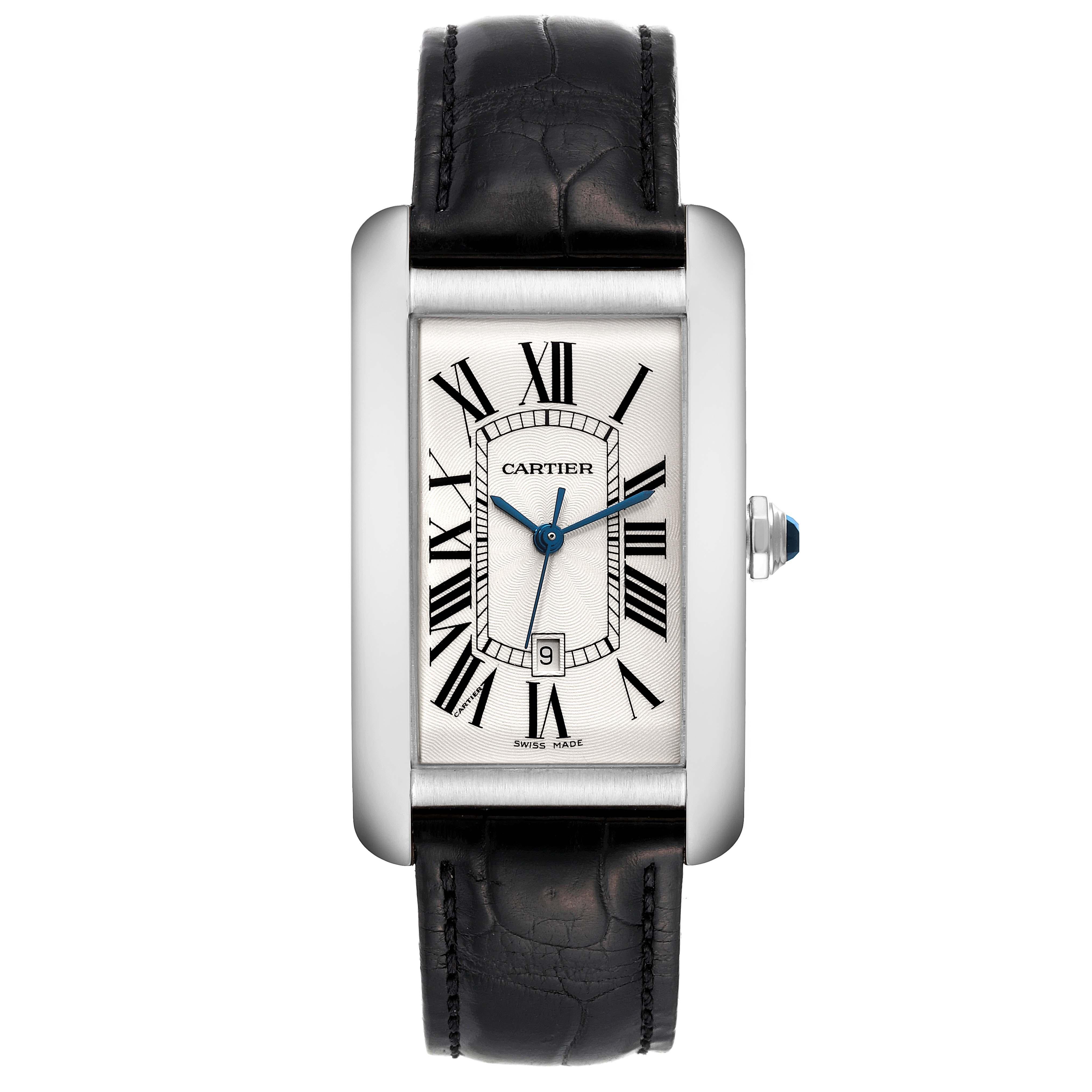 Cartier Tank Americaine 18K Weißgold große Herrenuhr W2603256 Box-Karte. Automatisches Uhrwerk mit Selbstaufzug. Gehäuse aus 18 Karat Weißgold, 26,6 x 45,1 mm. Runde, gekörnte Krone, besetzt mit facettierten blauen Saphiren. . Kratzfestes