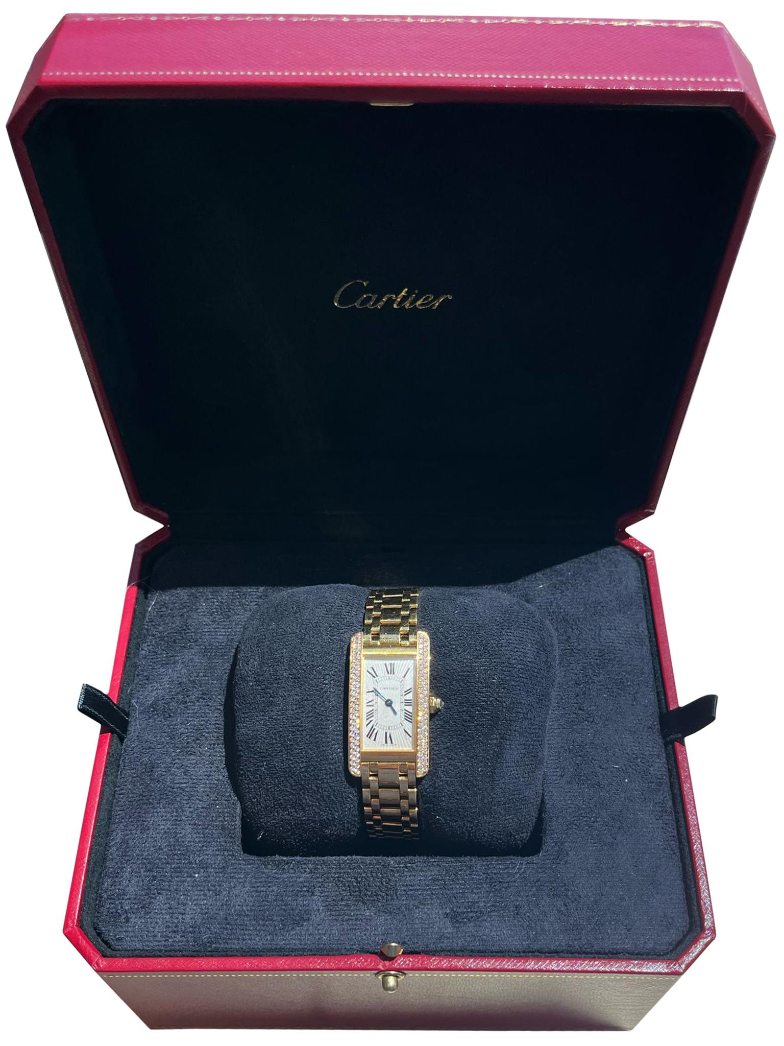 Cartier Tank Americaine in 18 carati. Quarzo. Cassa da 19 mm. L'orologio Classic Cartier Tank Americaine 2482, certificato usato, è realizzato in oro giallo su un bracciale a 18 carati con fibbia Deployant a 18 carati. Questo orologio Cartier ha una