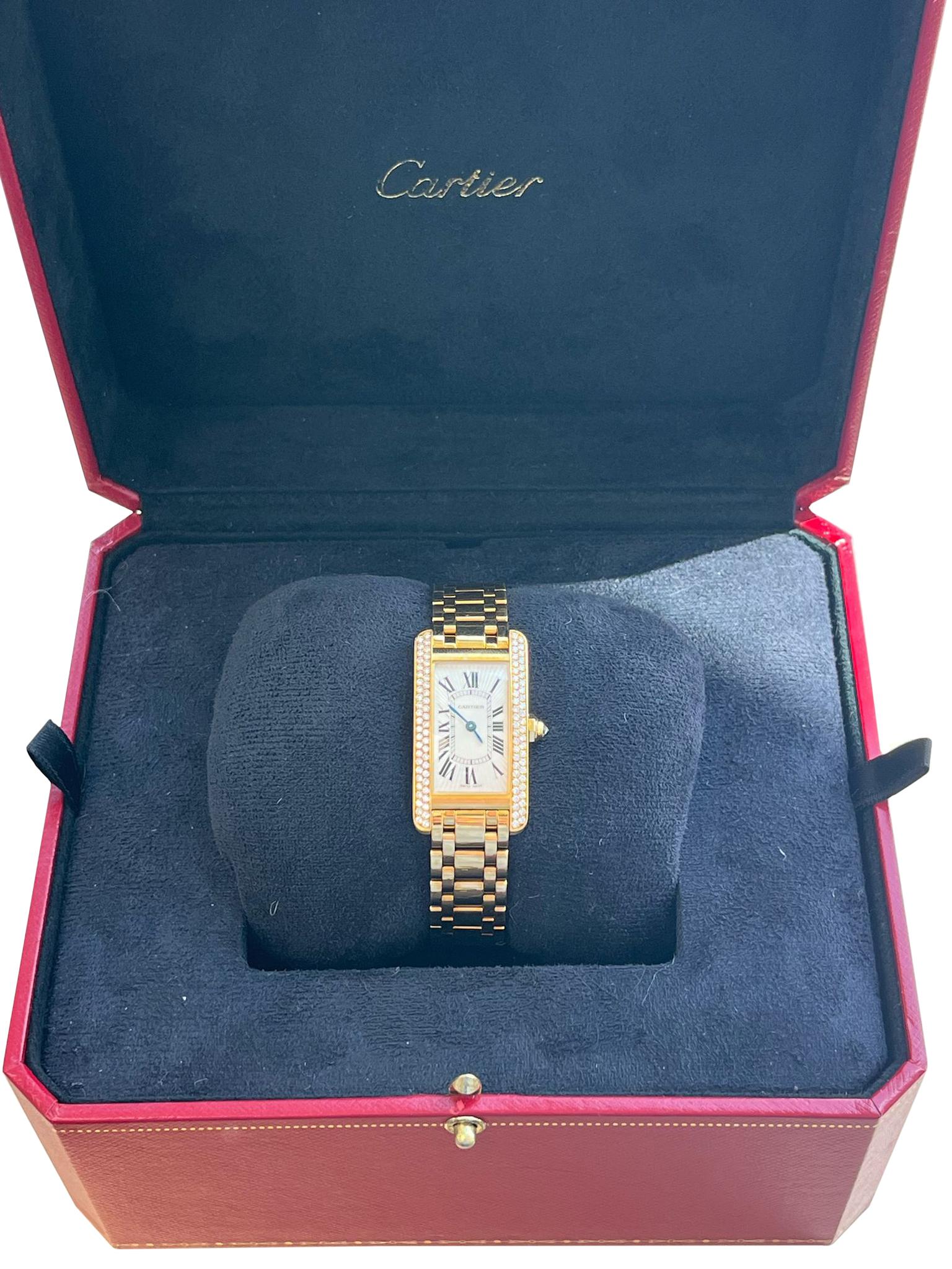 Taglio rotondo Cartier Tank Americaine - Orologio da donna con lunetta di diamanti in oro giallo 18 carati W528634 in vendita