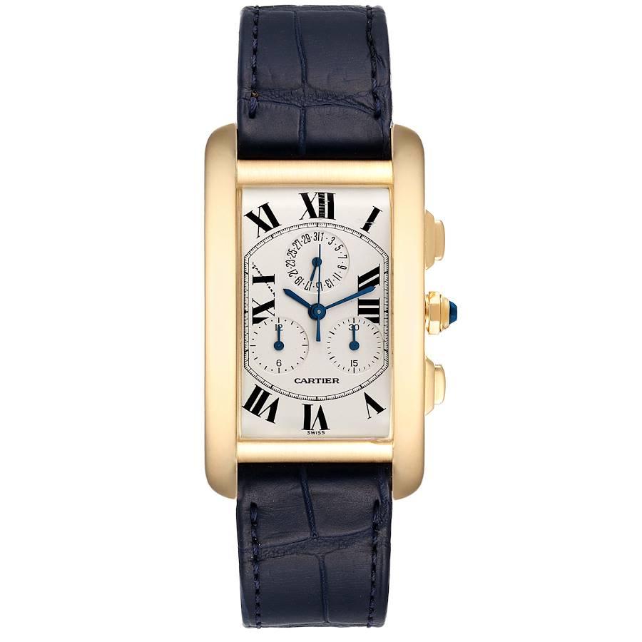 Cartier Tank Americaine Chronograph Gelbgold Herrenuhr W2601156. Quarzwerk. Rechteckiges Gehäuse aus 18 Karat Gelbgold, 36,0 x 27,0 mm. Achteckige Krone, besetzt mit einem blauen Saphir-Cabochon. . Kratzfestes Saphirglas. Versilbertes, genarbtes
