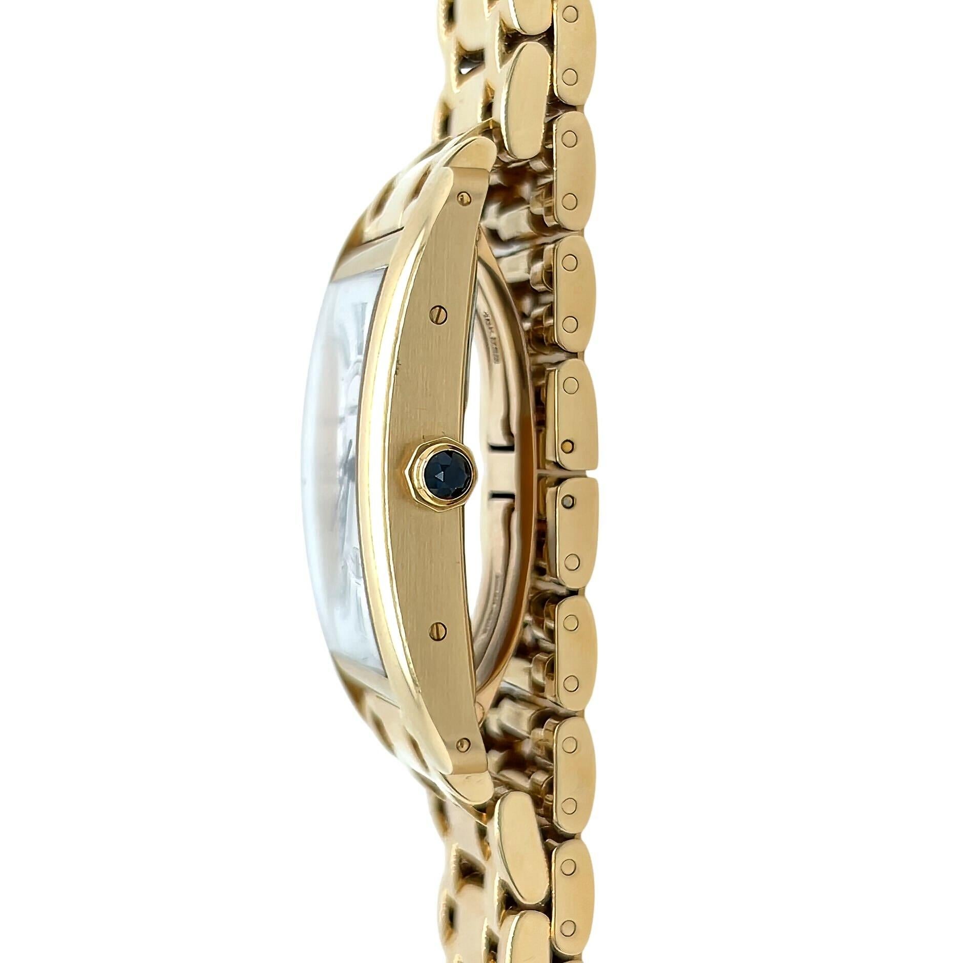 Un orologio in oro giallo 18 carati, Cartier.  L'orologio Tank Americaine in formato extra large misura circa 26,5 mm, con movimento automatico, numeri romani, firma segreta al 7, datario al 6 e corona in zaffiro, completato da un bracciale a