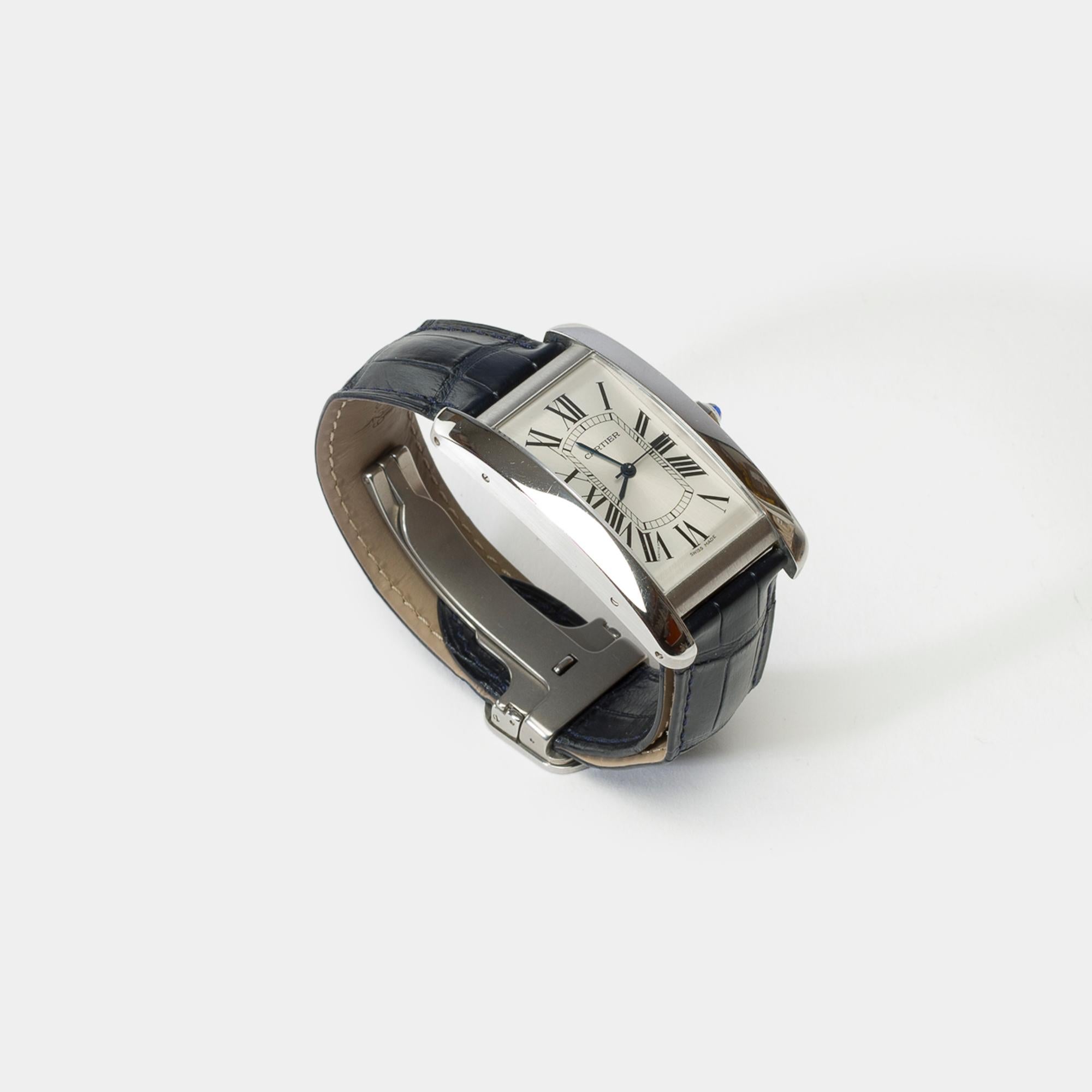 Marchio: Cartier
Model: Serbatoio Américaine
Riferimento: 3972
Quadrante: argento
Movimento: Cartier meccanico a carica automatica
Cassa: Steele, n. 114163XX
Anno: Intorno al 2018
Dimensioni: 45 x 26 mm
Bracciale: Pelle nera di Cartier, fibbia