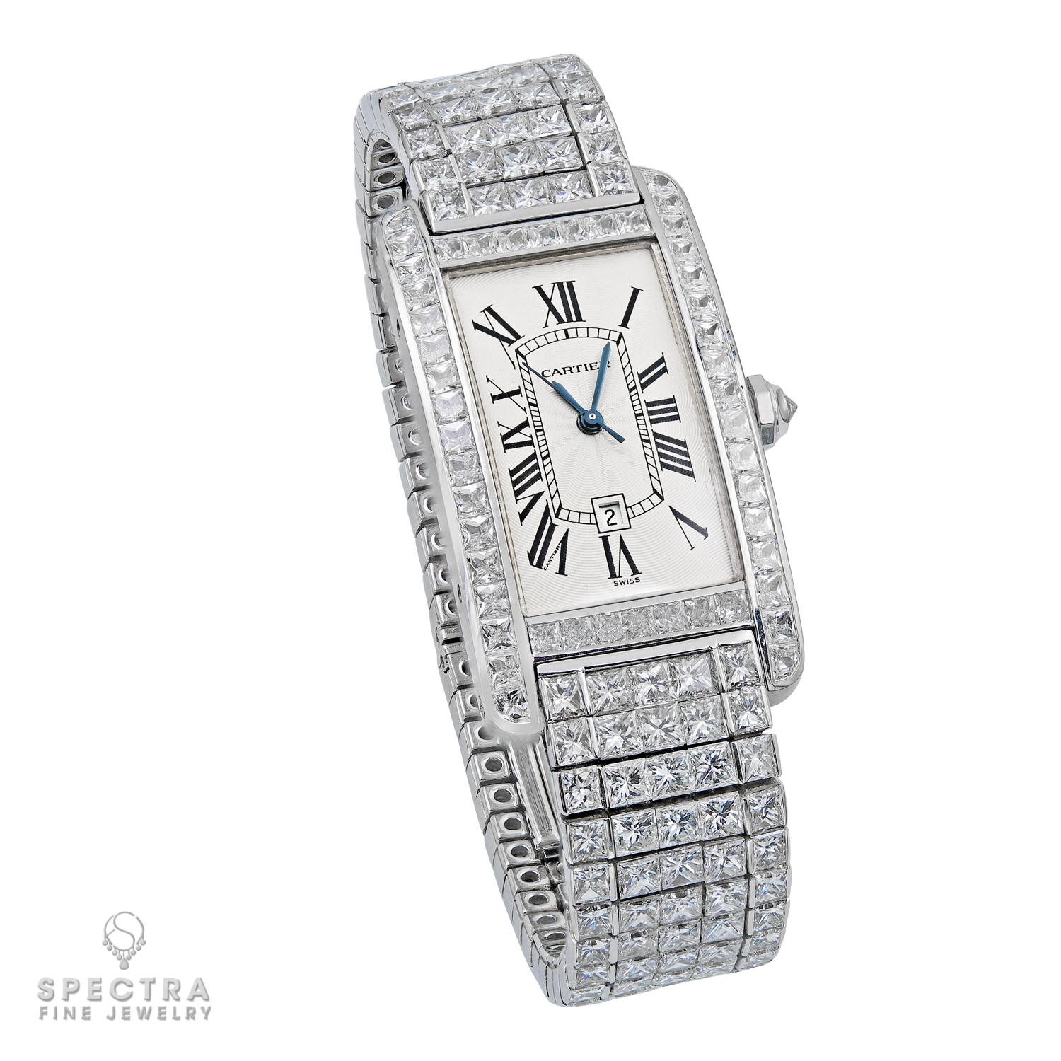 Die Cartier Tank Américaine Diamond Watch ist ein wahres Meisterwerk der Uhrmacherkunst. Das rechteckige, in den Motor gedrehte Zifferblatt mit römischen Ziffern ist eine zeitlose Leinwand für den Tanz der Zeit. Aber es sind die Lünette und das