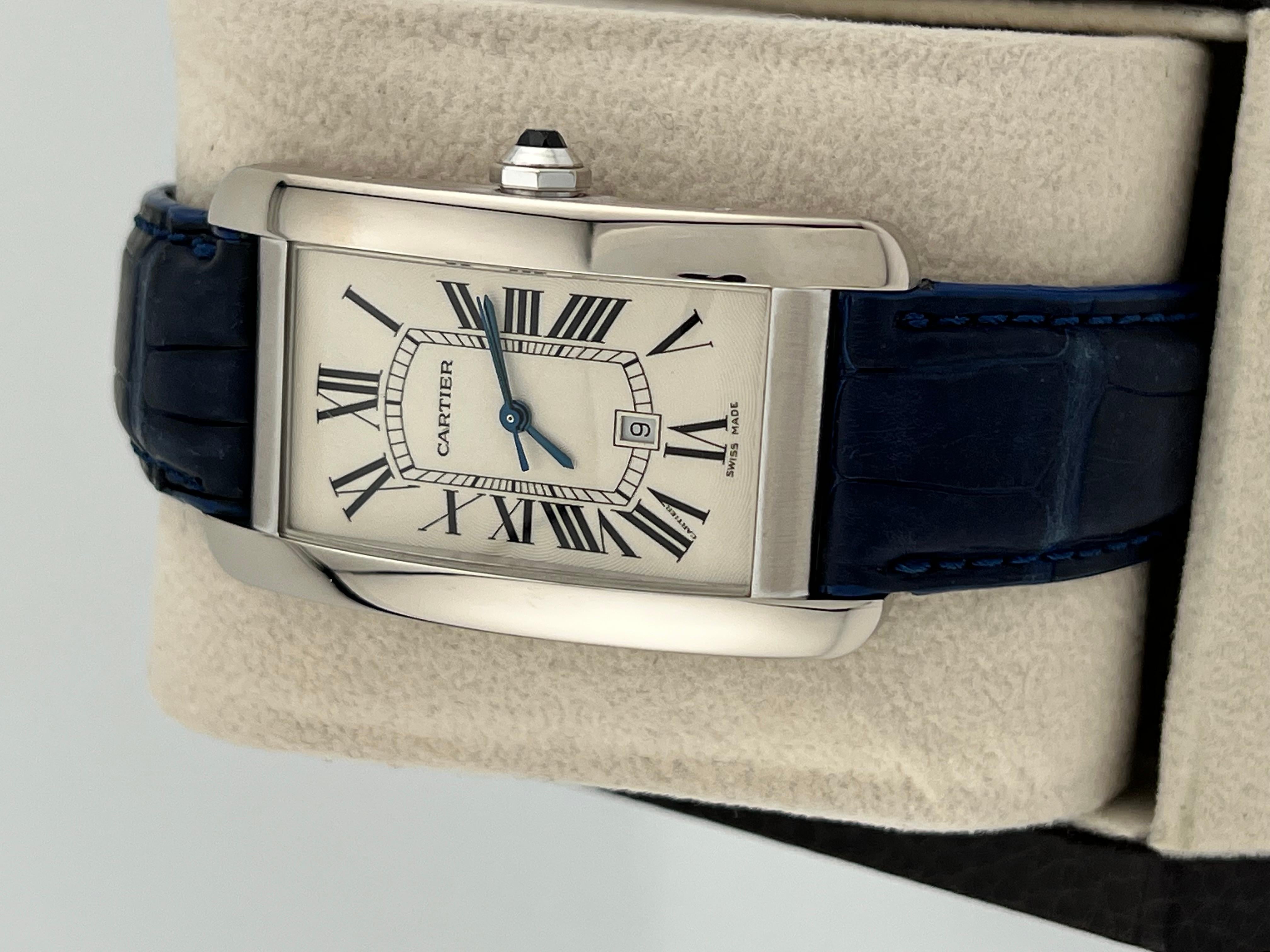 Stilnummer: 1741

 

Modell: Cartier Tank Americaine Groß

 

MATERIAL des Gehäuses: 18K Weißgold 

 

Band: Blaues Leder 

 

Lünette:  18K Weißgold 

 

Zifferblatt: Silber-Guilloche

 

Gesicht: Saphirglas 

 

Gehäusegröße: 26mm x 45mm 

