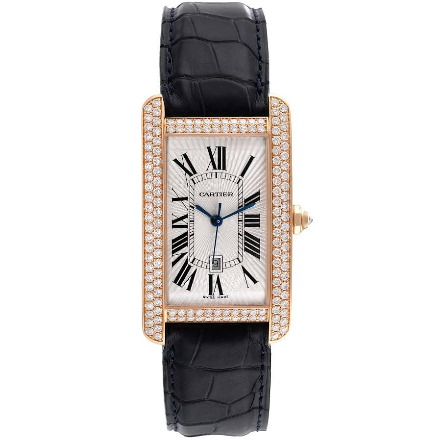 Cartier Tank Americaine große 18K Rose Gold Diamant Unisex Uhr WB704851. Automatisches Uhrwerk mit Selbstaufzug. Gehäuse aus 18 Karat Roségold, 26,6 x 45,1 mm. Runde, gekörnte Krone mit Diamanten besetzt. Original Cartier Fabrik Diamant Lünette.