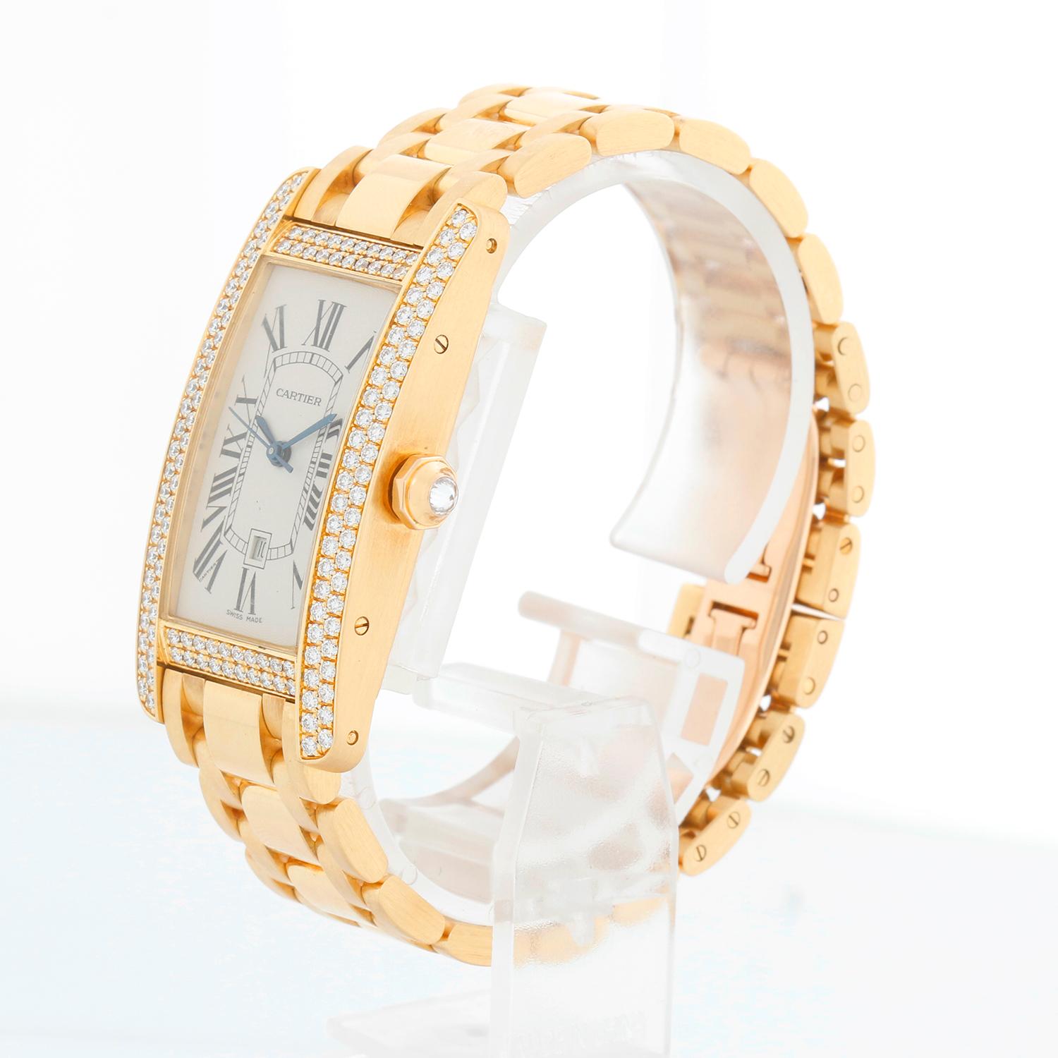 Reloj Cartier Tank Americaine Hombre/Dama Oro Amarillo 18k y Diamantes WB7057K2 2483 - Automático con fecha. Tank Americaine. Caja de oro amarillo de 18 quilates con bisel de 2 hileras de diamantes Cartier de fábrica en los 4 lados (23 mm x 42 mm).