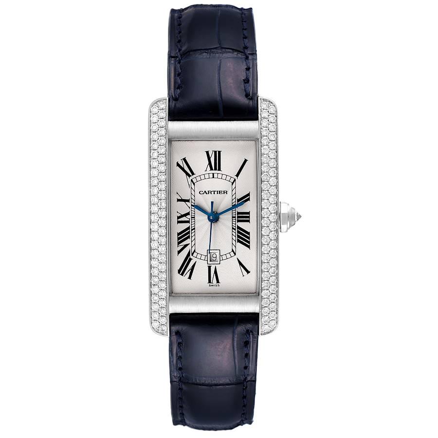 Cartier Tank Americaine Midsize Weißgold Diamant Automatik Damenuhr 1726. Automatisches Uhrwerk mit Selbstaufzug. gehäuse aus 18 Karat Weißgold, 23,0 x 42,0 mm. Runde, gekörnte Krone, besetzt mit einem blauen, facettierten Saphir. Original Cartier