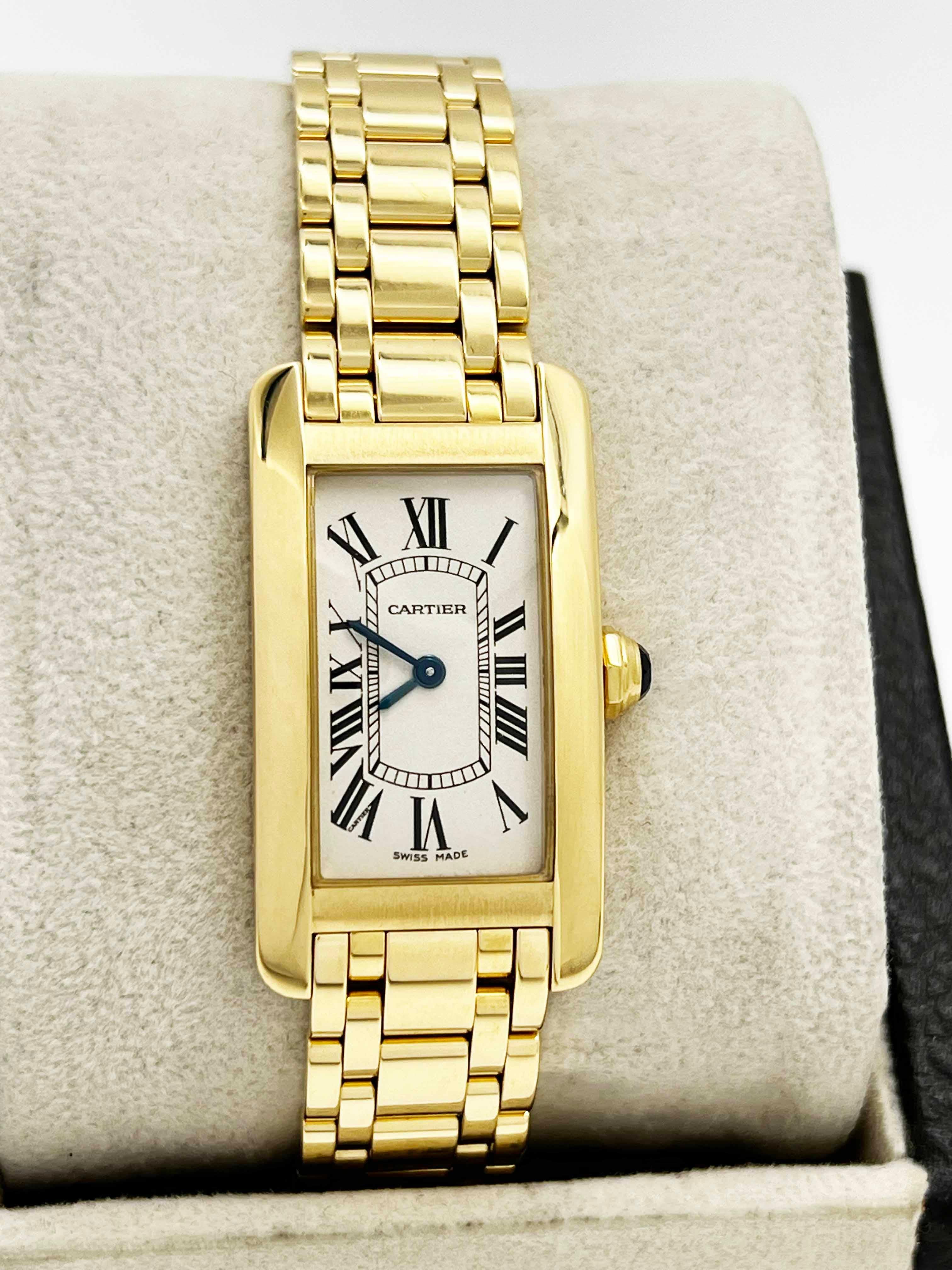 Stil Nummer: Ref 2482

 

Modell: Tank Americaine

 

MATERIAL des Gehäuses: 18K Gelbgold 

 

Band: 18K Gelbgold 

 

Lünette: 18K Gelbgold 

 

Gesicht: Saphirglas

 

Gehäusegröße: 35mm x 19mm

 

Enthält: 

-Elegantes Uhrenetui

-zertifizierte