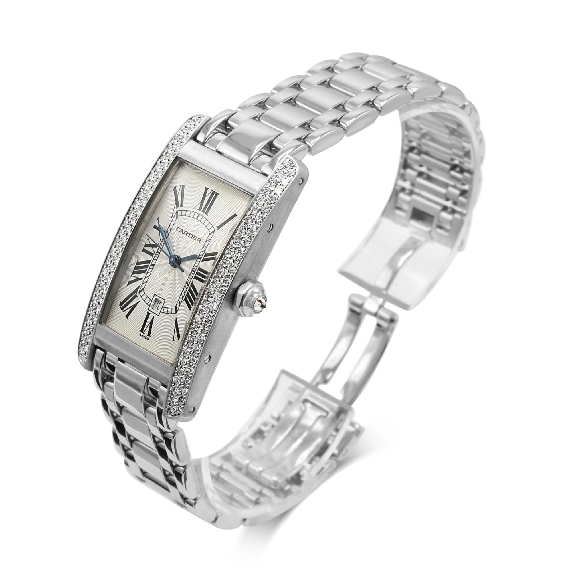 Voici l'essence de l'élégance et du luxe - cette montre d'occasion Cartier Tank Americaine Automatic Diamond Set en or blanc 18ct.

Boîtier rectangulaire en or blanc 18 carats de 41 x 22,5 mm, cadran guilloché blanc avec chiffres romains, guichet de