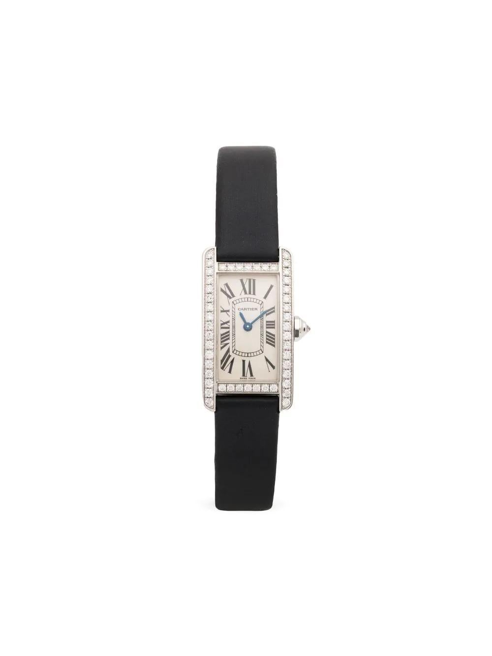 The Tank Américaine watch was first launched in 1989. This is a small model with quartz movement. The case is in a white gold set with brilliant cut diamonds and a faceted crown also set with a brilliant cut diamond. This model also includes a