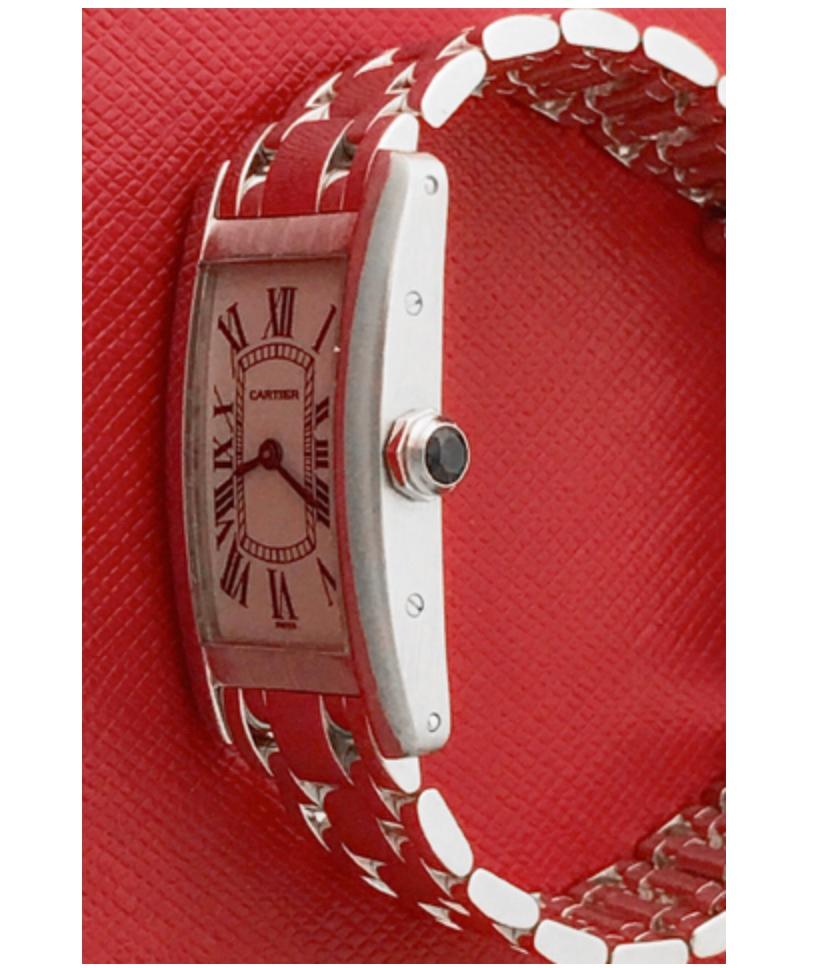 Magnifique Tank Americane de Cartier en or blanc 18 carats. La montre présente un cadran argenté avec des chiffres romains noirs et des aiguilles des heures et des minutes bleuies, le tout encastré dans de l'or blanc 18k. Animée par un mouvement à