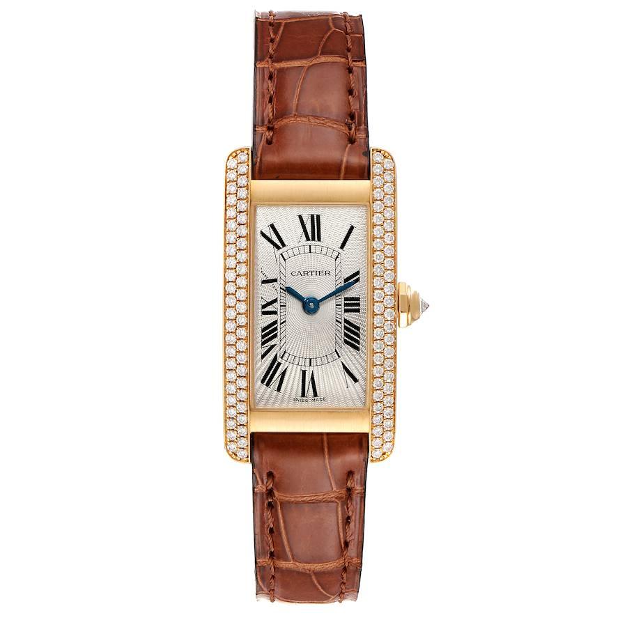 Cartier Tank Americaine Gelbgold Diamant Damenuhr WB701251 Box. Quarzwerk. gehäuse aus 18 Karat Gelbgold, 19,0 x 35,0 mm. Kreisförmige, gekörnte Krone mit facettierten Diamanten besetzt. . Kratzfestes Saphirglas. Silbernes Zifferblatt mit schwarzen