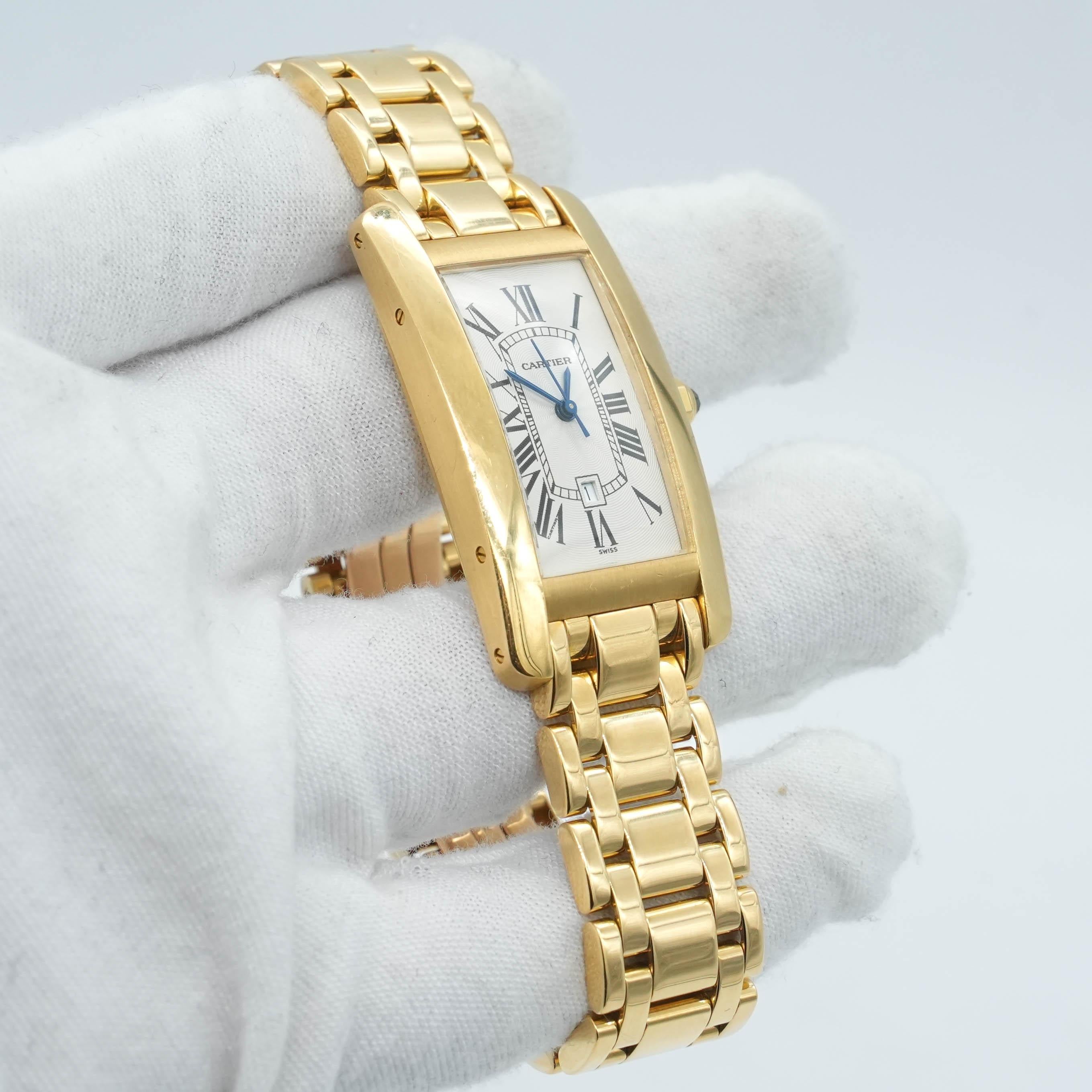 Il Tank Americiane è stato introdotto nel 1989 per aggiungere un Tank più grande alla collezione per il mercato statunitense. L'orologio è curvo nella parte anteriore ma ha un retro piuttosto piatto, che ne aumenta la presenza al polso. Questo