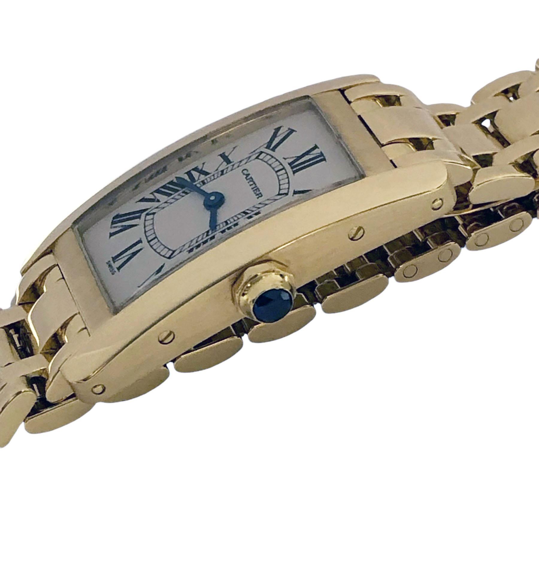 CIRCA 2000 Cartier Tank American Damenarmbanduhr,  34 X 19 MM 18K Gelbgold wasserdichtes Gehäuse. Quarzwerk, weißes Zifferblatt mit schwarzen römischen Ziffern, Saphirkrone, Saphirglas, 1/2 Zoll breites 18K Tank American Armband mit Fold over