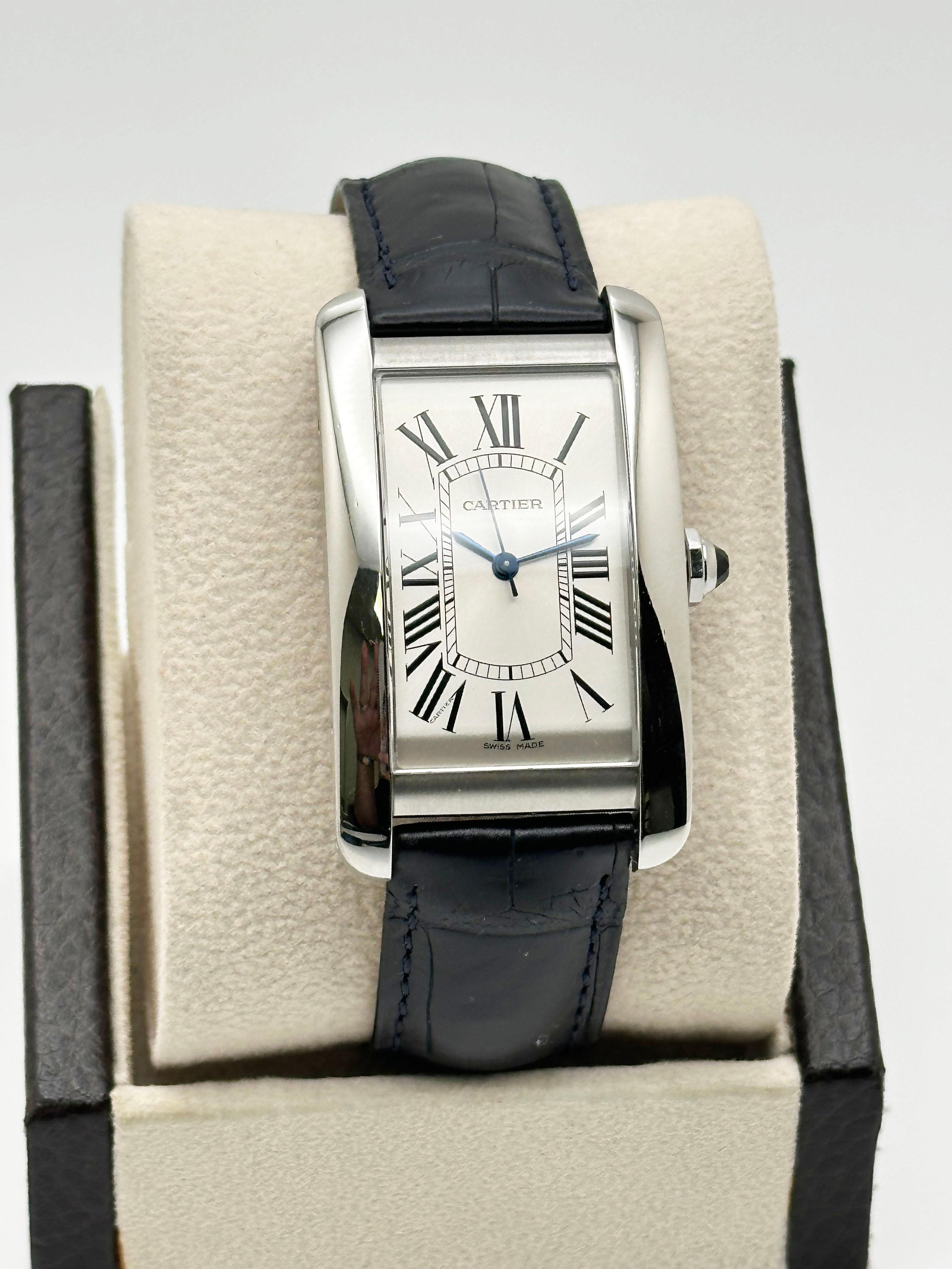 Numero di stile: 3972

 

Model: Cartier Tank Americaine 

 

Materiale della cassa: Acciaio inossidabile 

 

Fascia: Fascia in pelle 

 

Lunetta: Acciaio inossidabile 

 

Quadrante: Quadrante Silver 

 

Volto: Cristallo di zaffiro 

