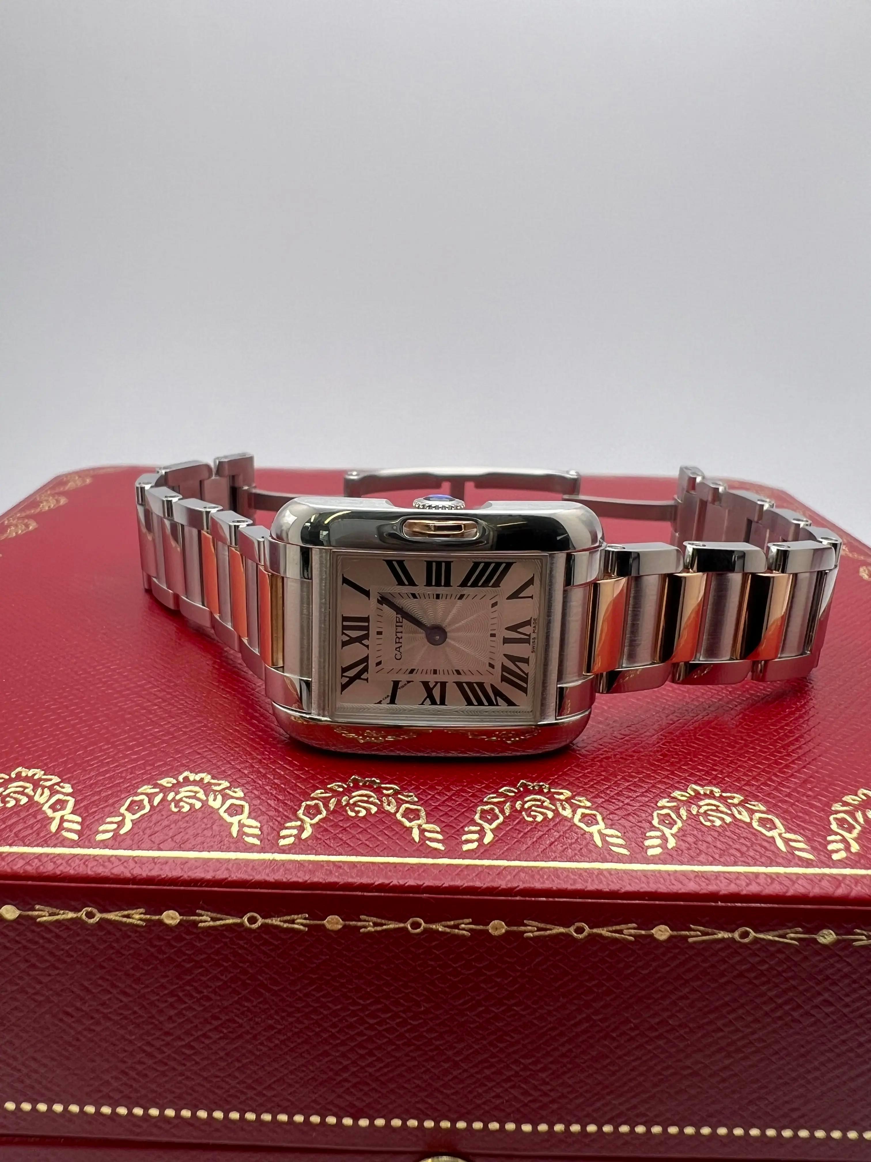In condizioni perfette, il Cartier Tank Anglaise, referenza W5310036, è un orologio raffinato ed elegante che mette in mostra l'iconico design Tank di Cartier con un tocco moderno. Questo modello presenta una cassa in acciaio inossidabile da 30,2 mm