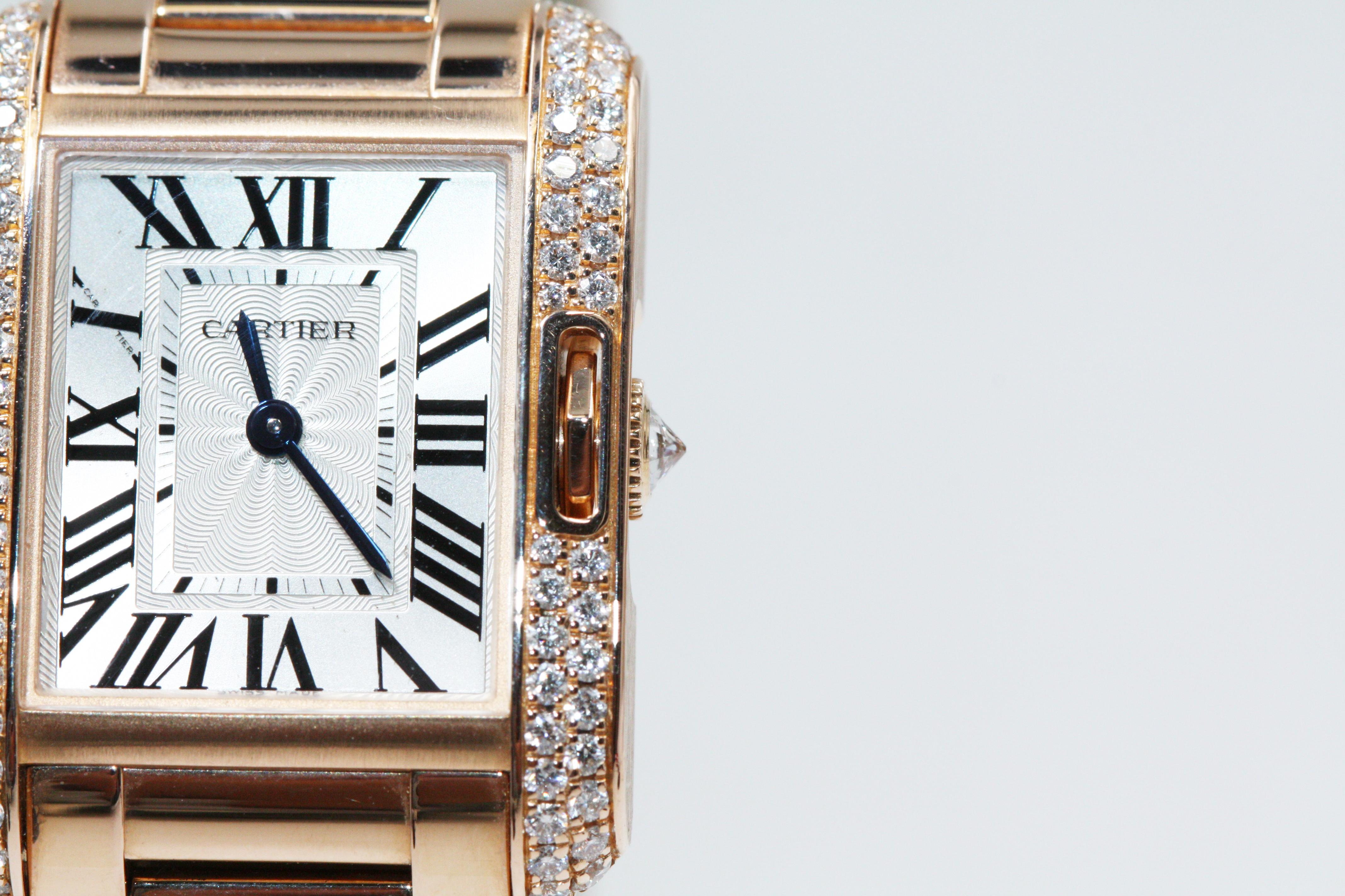 The delicacy of this watch is unparalleled, the rose gold color, the diamonds, the sapphire crystal and the design, make this watch a piece of art worthy of admiration, obviously it had to be the work of the prestigious brand Cartier, which I name