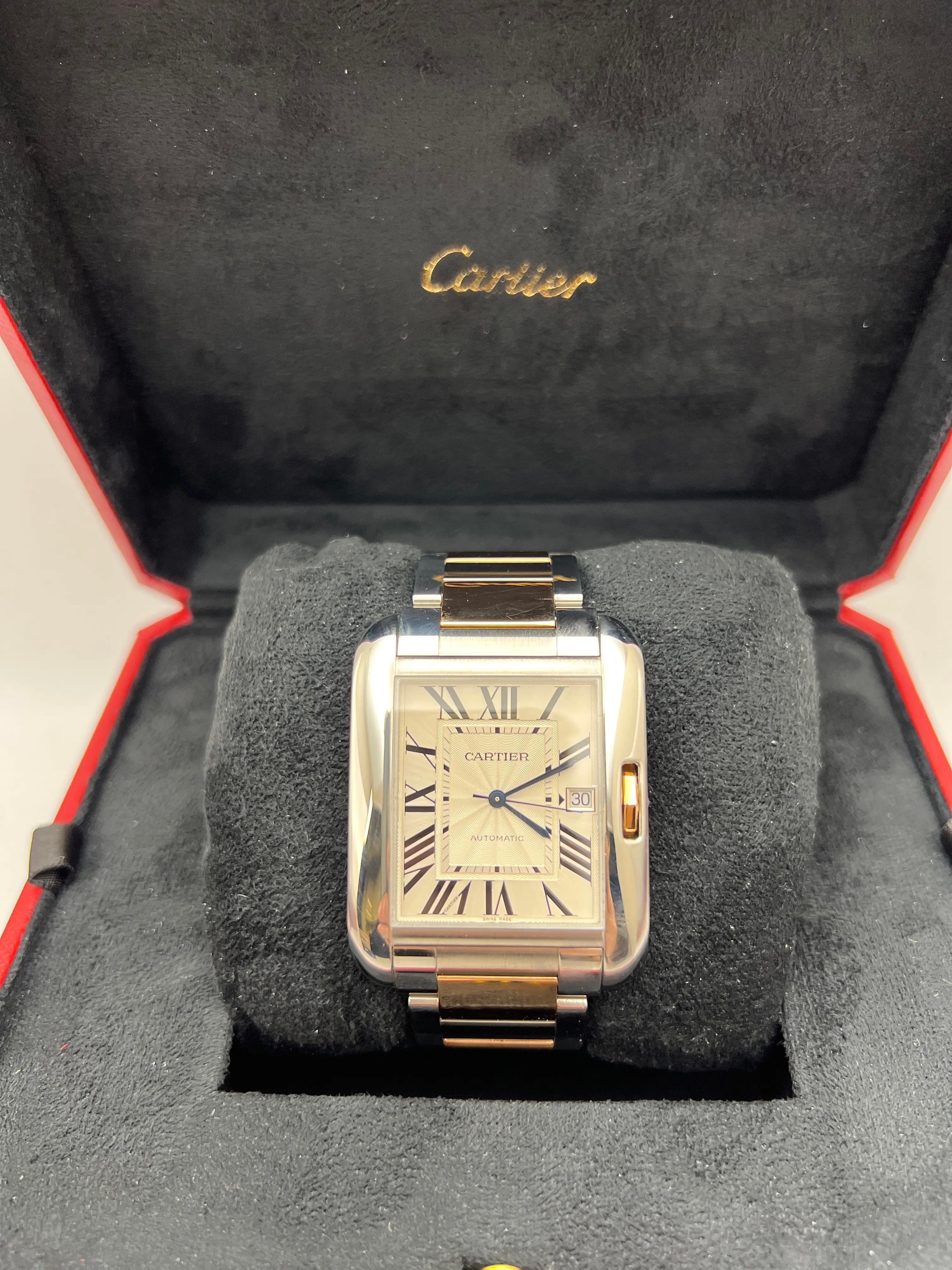 Il Cartier Tank Anglaise XL (referenza W5310006) è un orologio distinto che esemplifica l'impegno di Cartier nel fondere il design classico con l'innovazione moderna. Realizzata in un'armoniosa combinazione di oro rosa 18 carati e acciaio