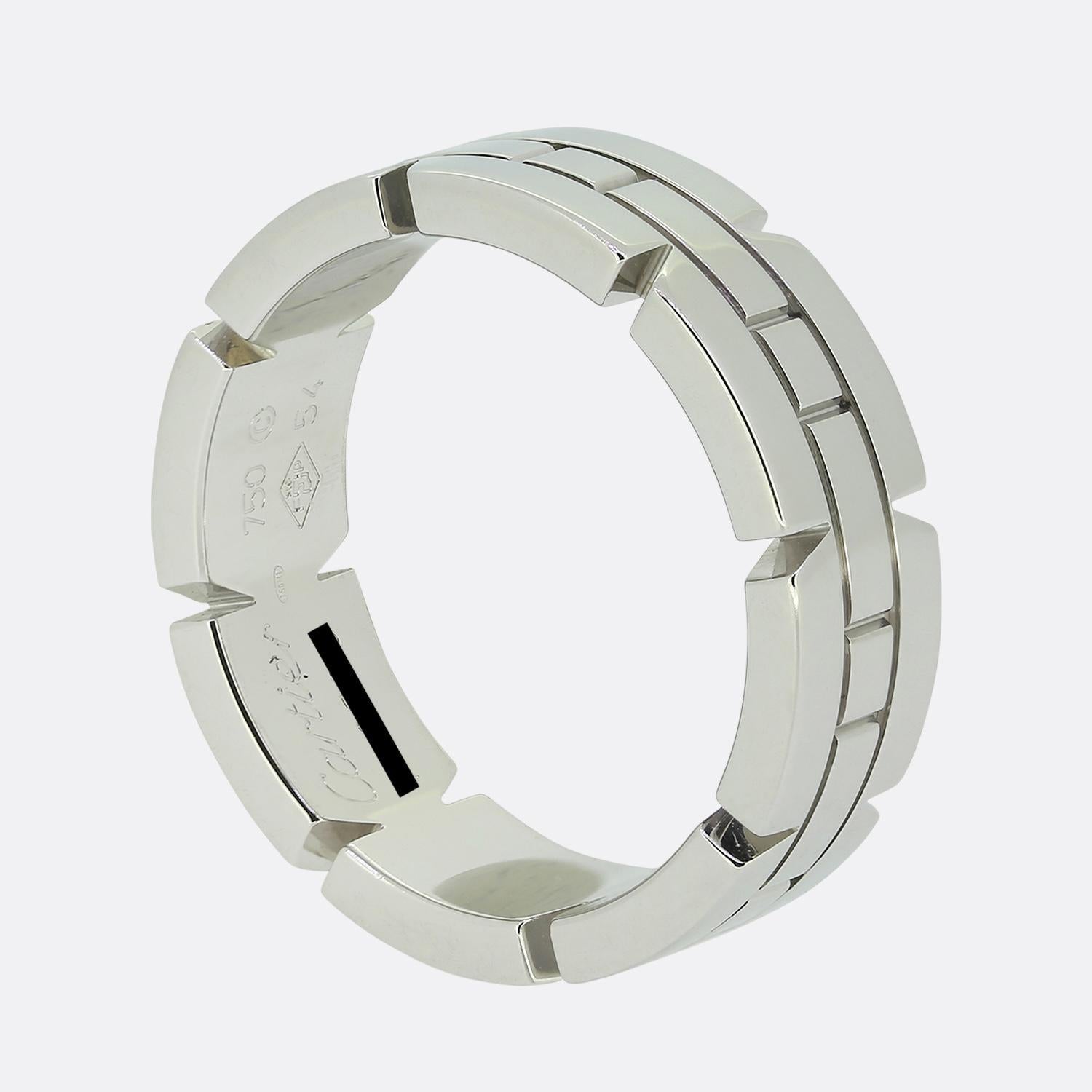 Hier haben wir einen ikonischen Bandring aus dem weltbekannten Luxusschmuckhaus Cartier. Dieses Schmuckstück aus 18 Karat Weißgold ist Teil der Tank Francaise