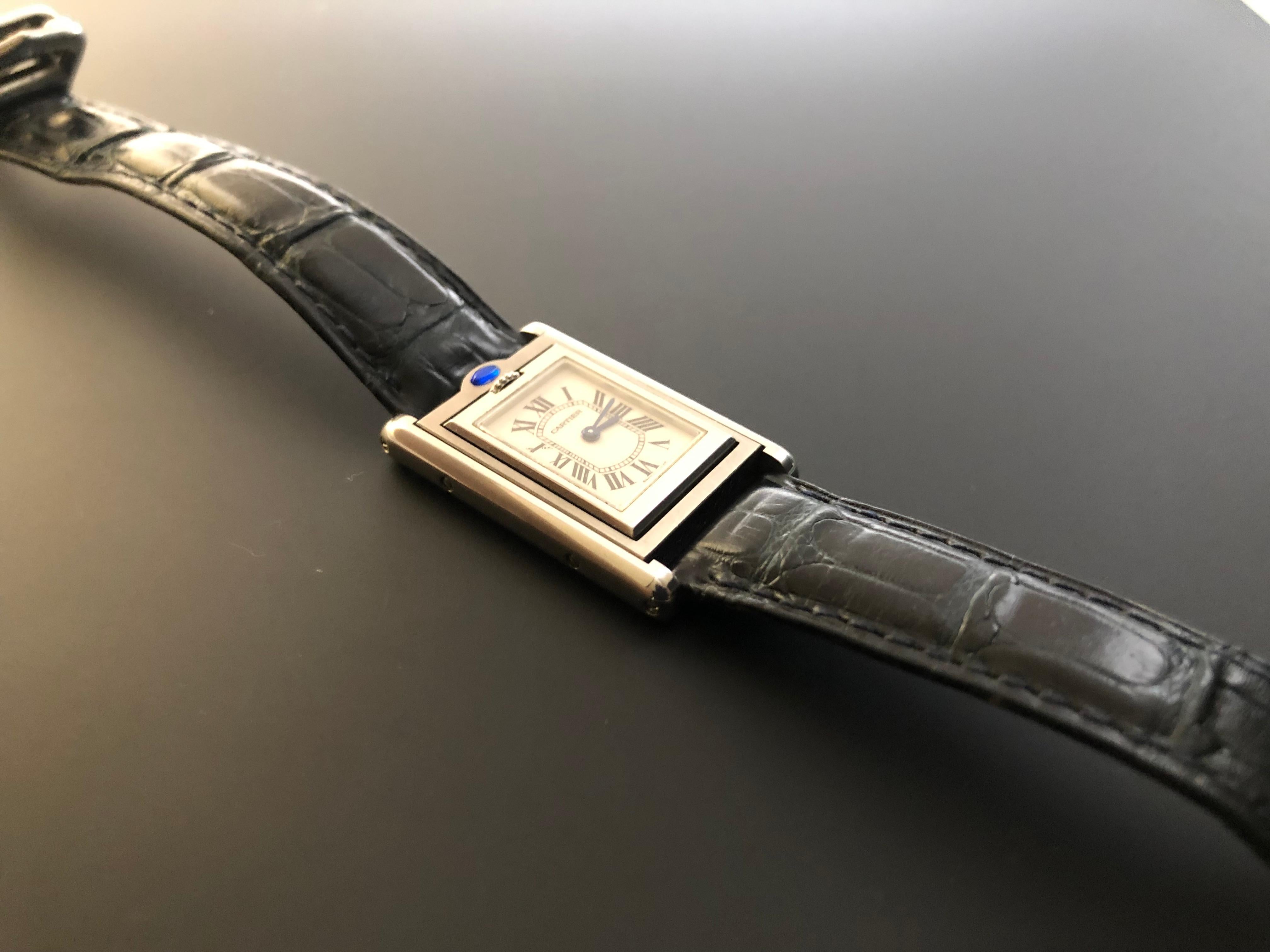 Cartier Kippend
Aktenzeichen 2386
Durchmesser 22x32mm
Gehäuse- und Lünettenmaterial aus Stahl, Originalarmband aus schwarzem Leder
Römische Zahlen
Mit Originalverpackung
1 Jahr Garantie ab Kaufdatum für Fehlfunktionen