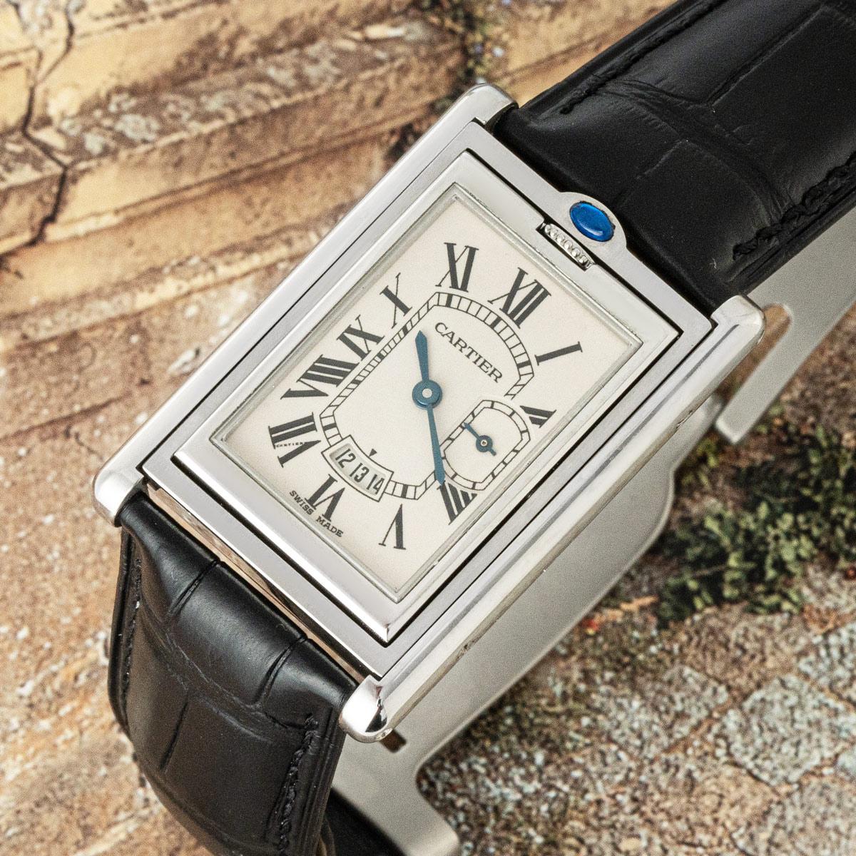 Un Tank Basculante XL da 26 mm in acciaio inossidabile di Cartier. Il quadrante è argentato con numeri romani, lancette a forma di spada in acciaio azzurrato e firma segreta di Cartier al VII. L'orologio presenta altre due funzioni, un quadrante dei