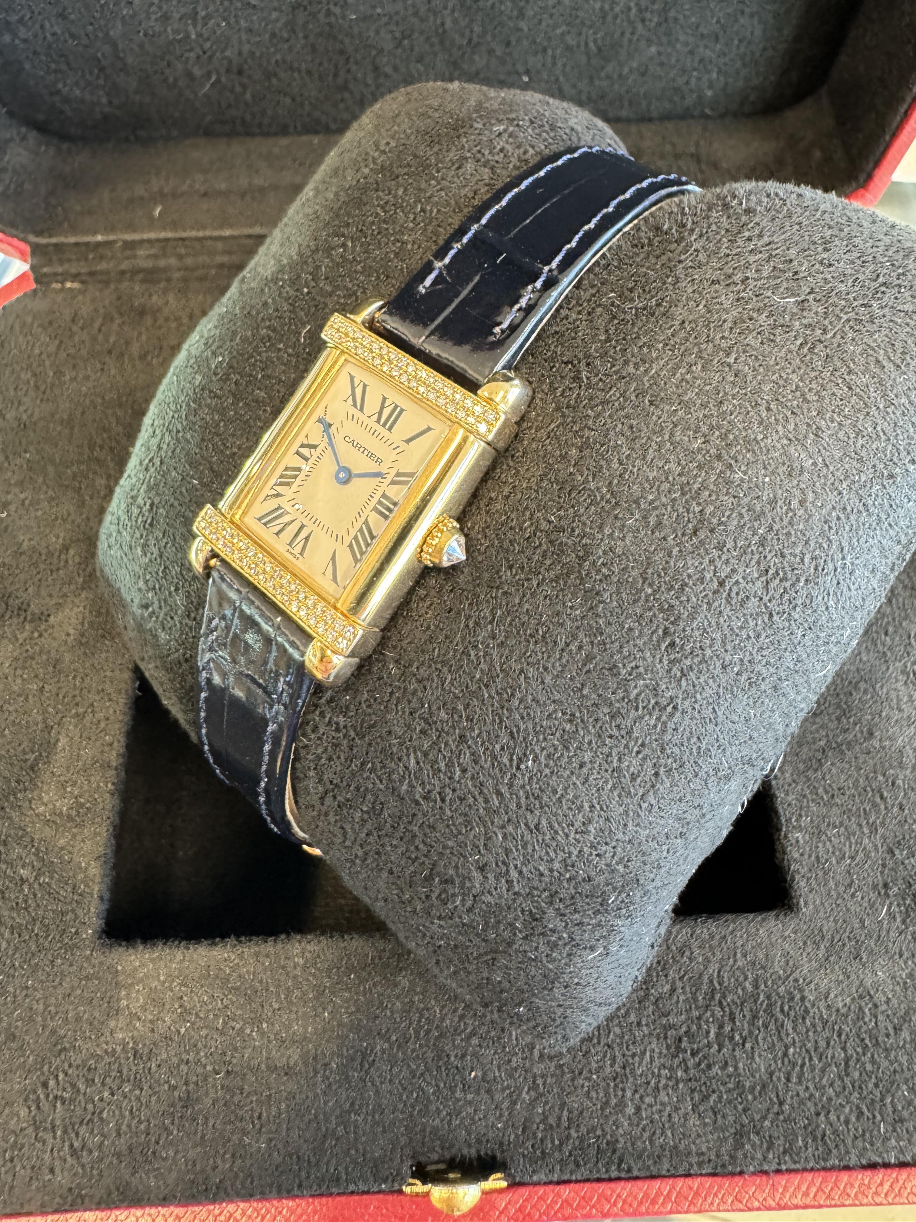 MARKE: Cartier
MODELL: Tank Chinoise
REFERENZ: 2305
GEHÄUSE: Gelbgold
DIAL: Weiß
UHRWERK: Quarz
BAND: Marineblau

Ausgezeichneter Zustand
Box & Service Papiere

Auf Wunsch wird nach dem Kauf ein aktuelles digitales Gutachten zur Verfügung gestellt.