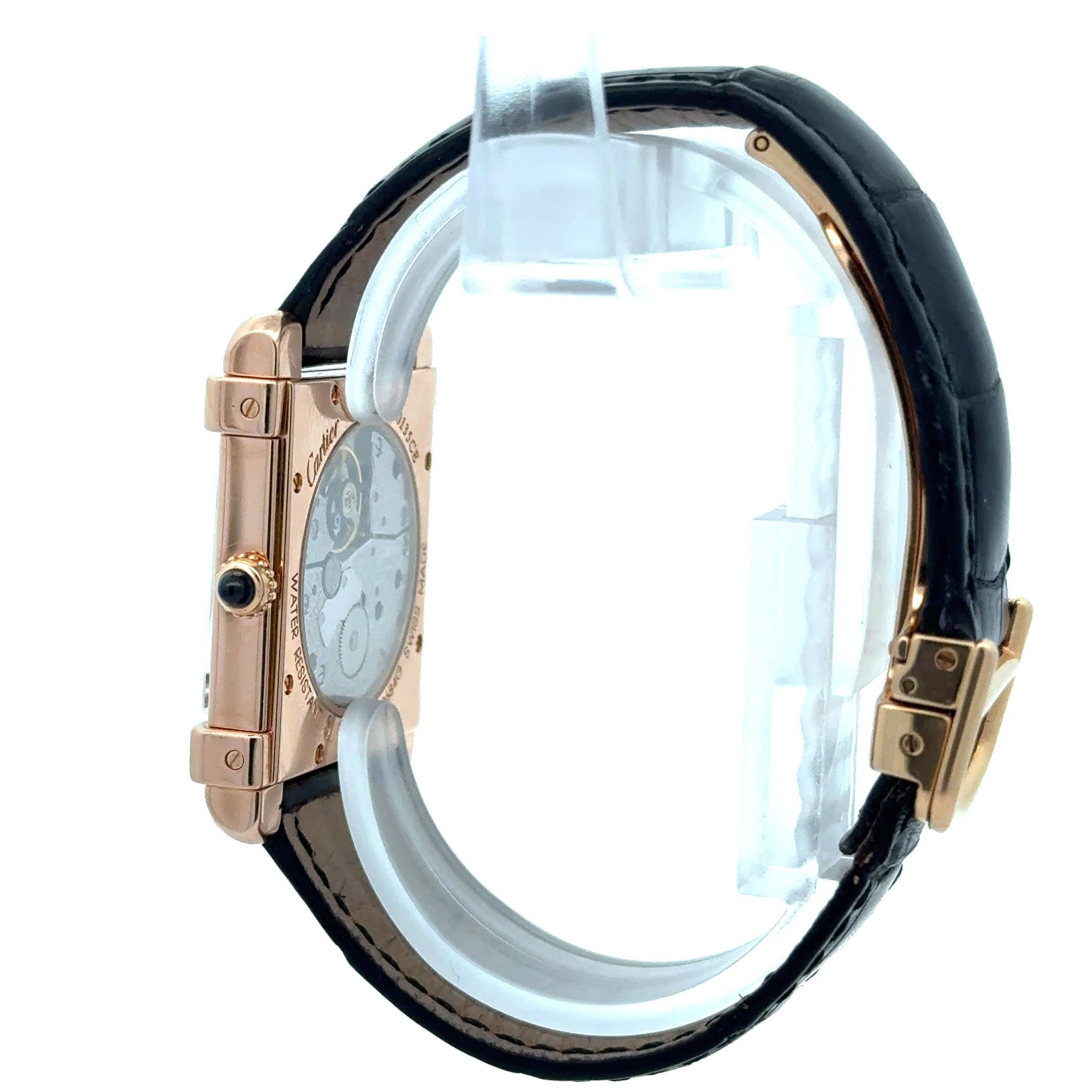 Il Cartier Tank Chinoise 2684G è un raffinato orologio della collezione CPCP, realizzato in oro rosa 18 carati. Ispirato all'architettura dei templi cinesi, il design unico della cassa presenta barre orizzontali stratificate. Il quadrante argentato