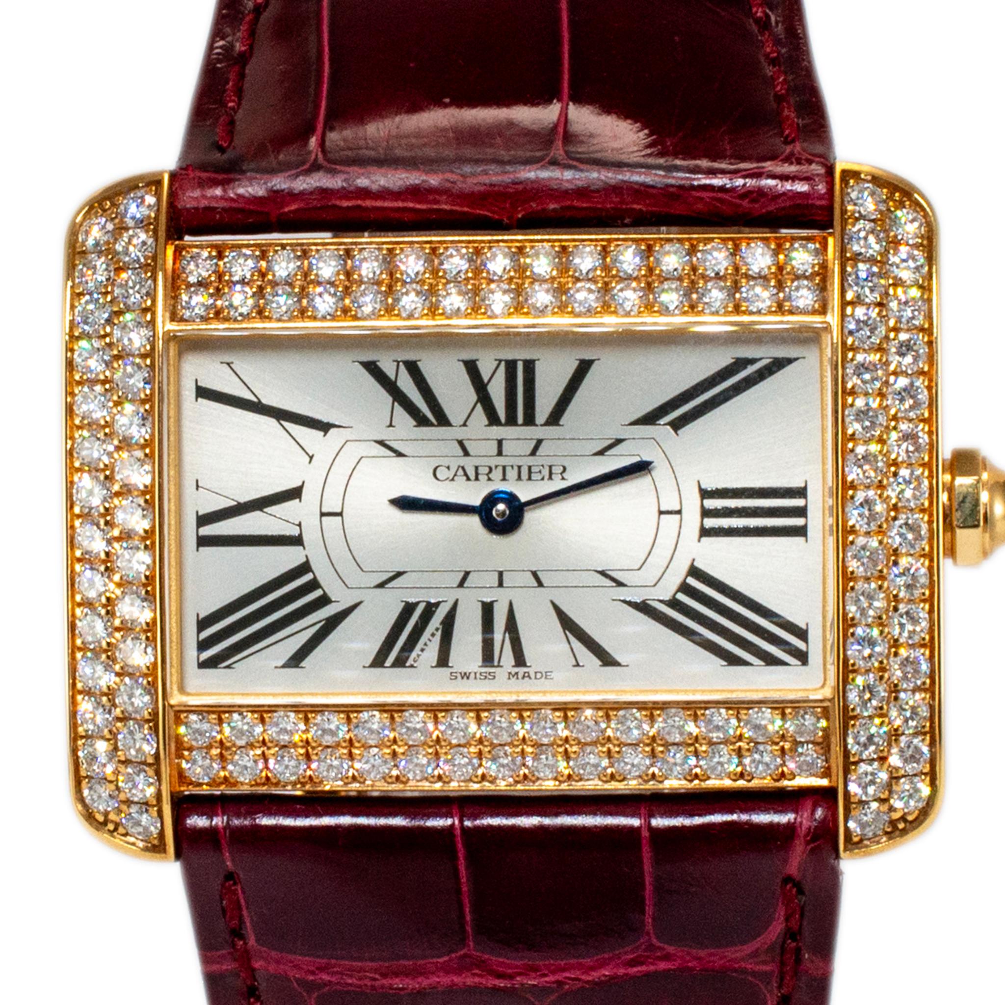 Marca: Cartier

Tipo de metal: Oro amarillo de 18 quilates

Diámetro: 38,00 mm

Pesos: 68,18 gramos

Un reloj de pulsera Cartier de oro amarillo de 18 quilates con diamantes, de fabricación suiza, con caja original. La marca 