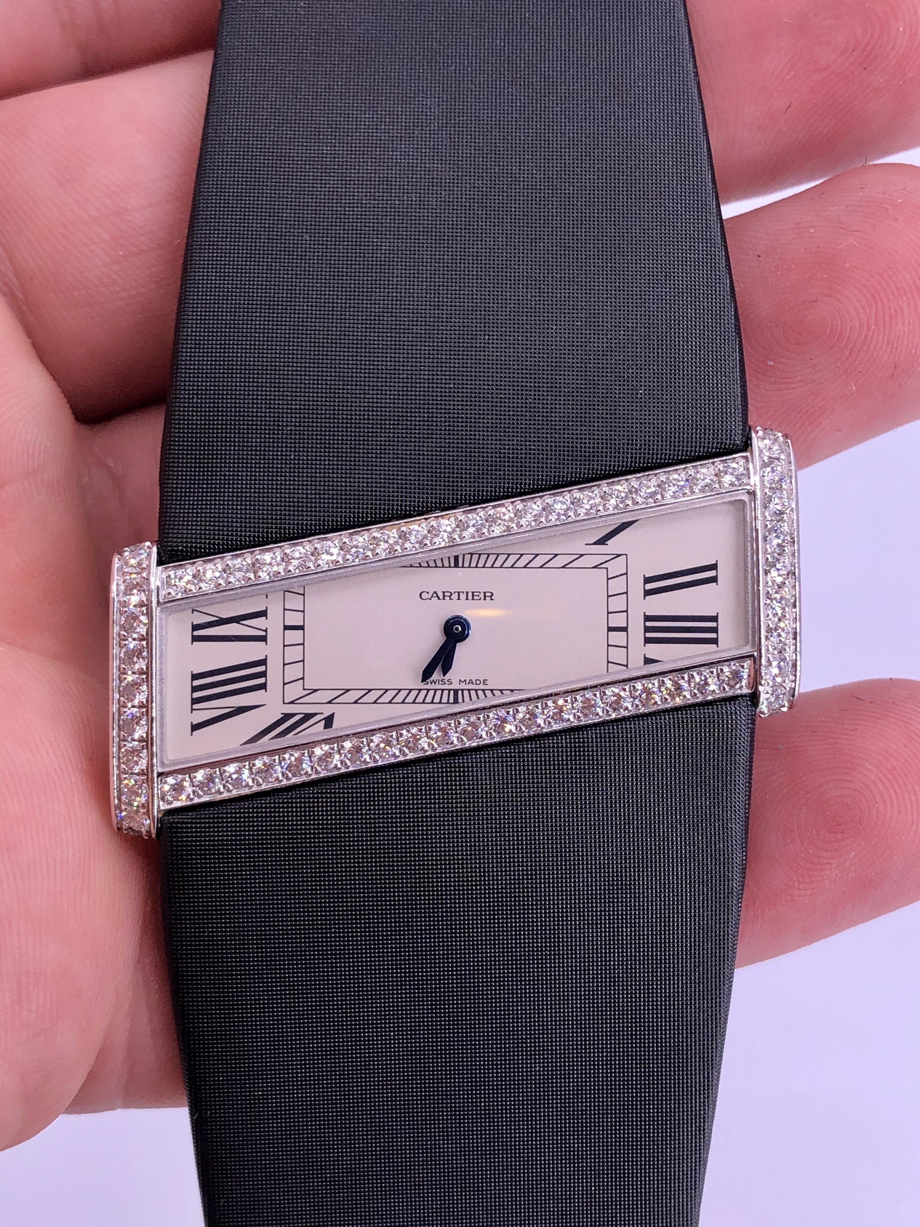 MARQUE : Cartier
MODÈLE : Divan Diagonale
RÉFÉRENCE : 2786
Taille : 45 x 20 mm
CASE : Or blanc 18k et diamants
DIAL : Whiting
BAND : Satin
MOUVEMENT : Quartz

DIAMANTS D'USINE D'ORIGINE
En très bon état, très légère usure du satin.
Pas de boîte ni