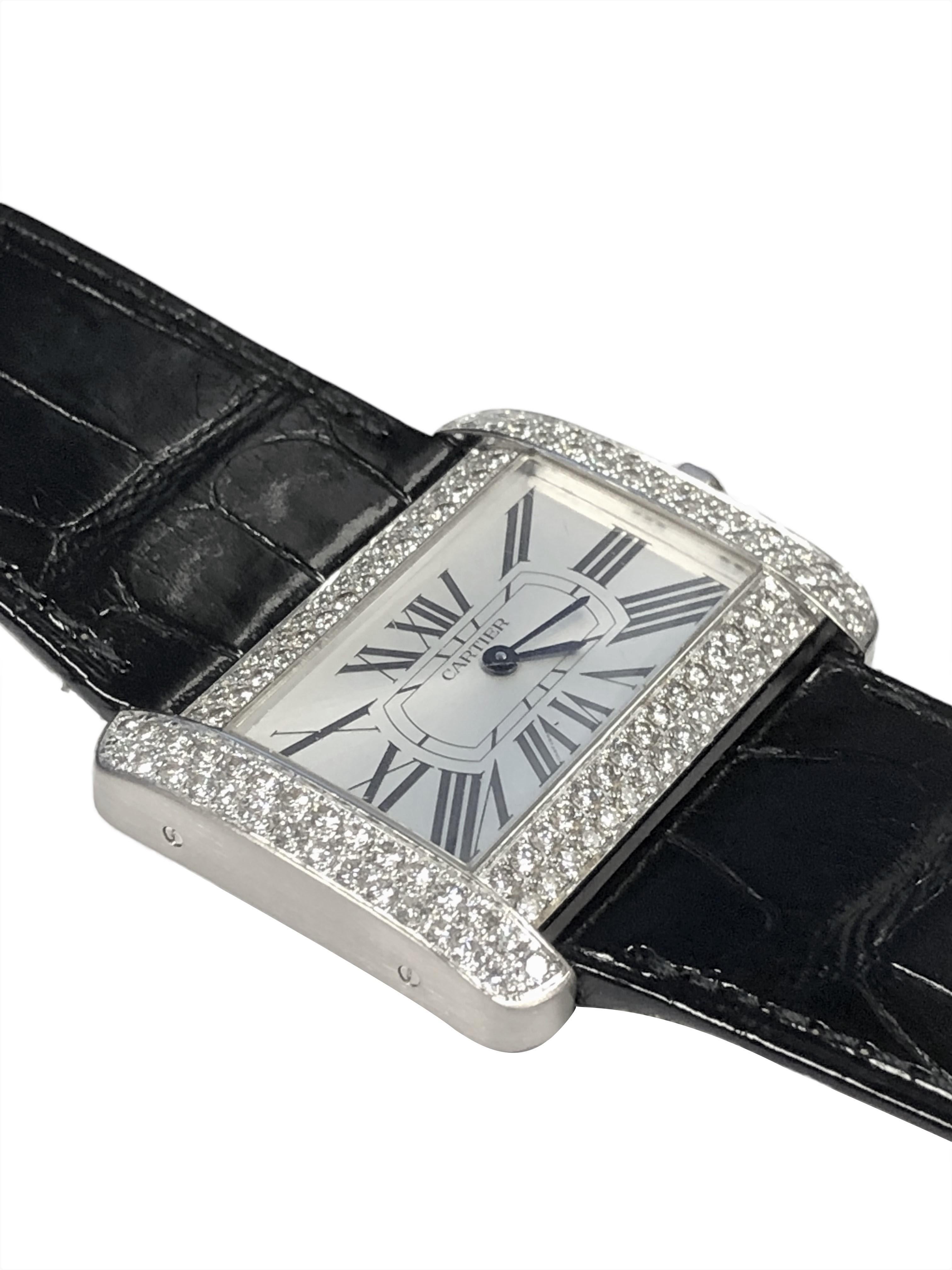 Cartier, grande montre-bracelet Tank Divan en or blanc avec grand cadran en perles et diamants Excellent état - En vente à Chicago, IL
