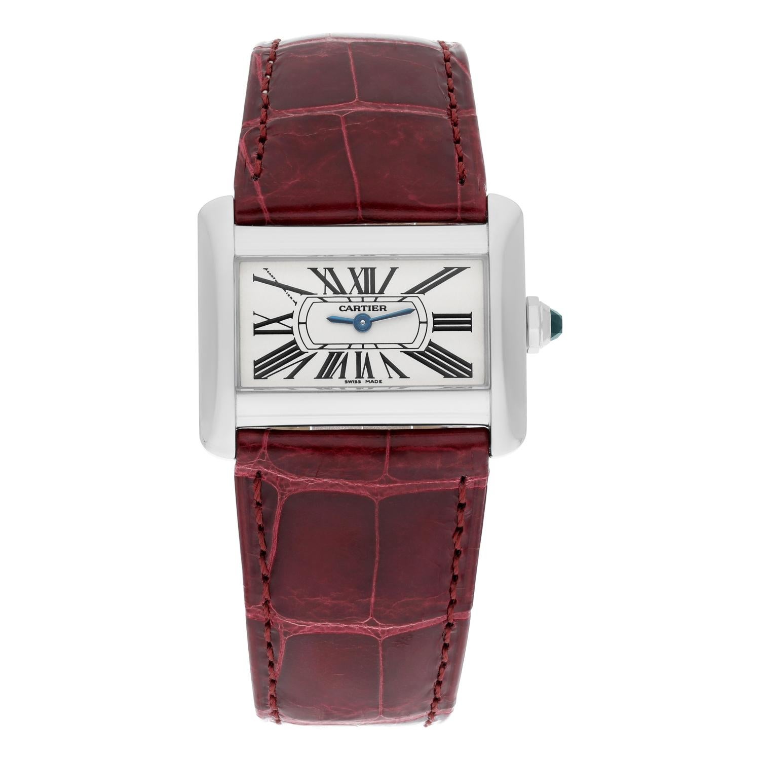 Diese Uhr wurde professionell poliert, gewartet und hat keine sichtbaren Kratzer oder Flecken. Es handelt sich um eine echte Cartier, die auf ihre Echtheit hin überprüft wurde. 

Verkauf kommt mit einer Schmuckschatulle,  Schätzungsurkunde. Dem
