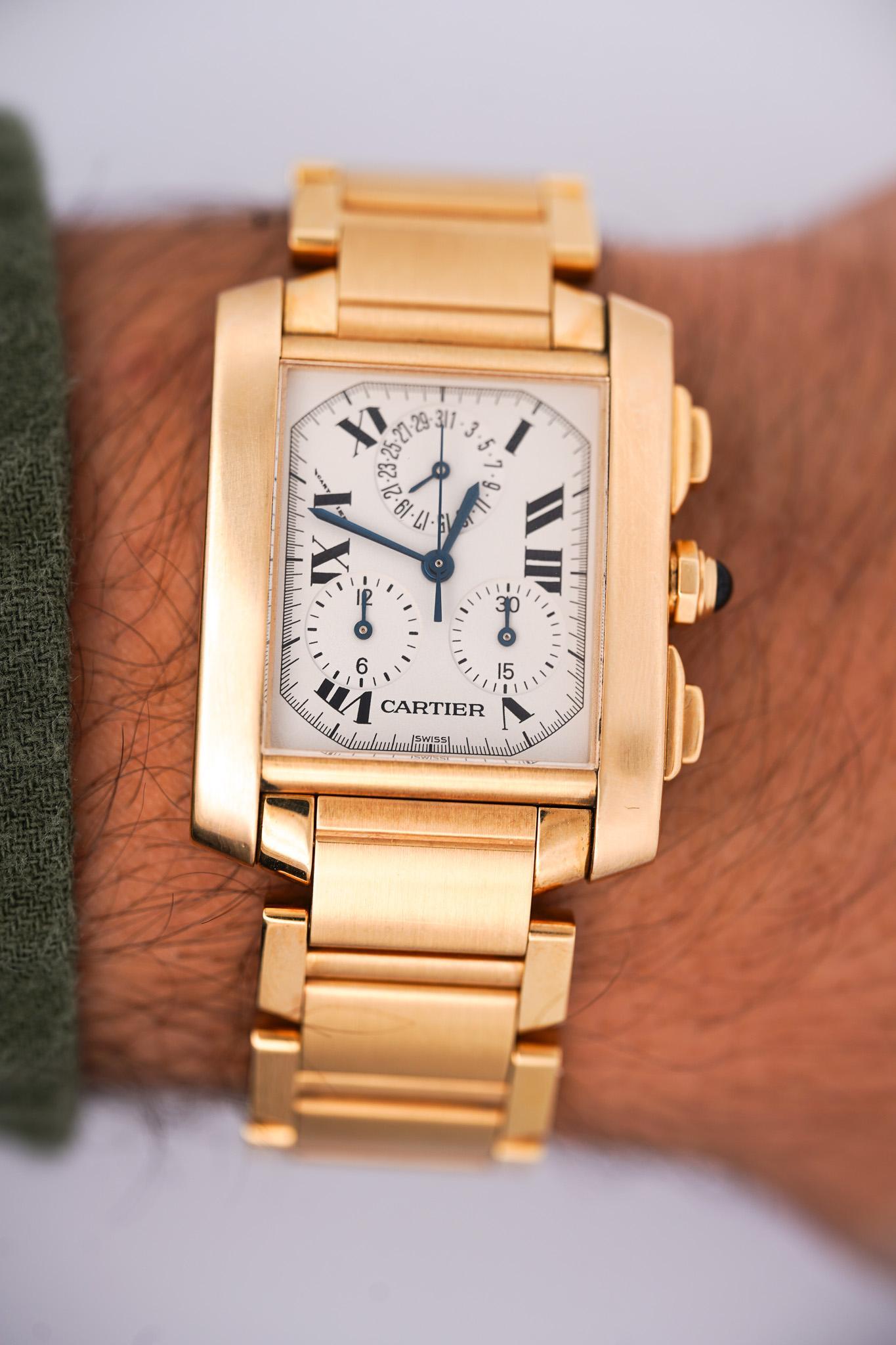 Cronografo Cartier Tank Française Ref. 1830 in oro giallo massiccio 18 carati con quadrante argentato, movimento al quarzo e bracciale in oro integrato. Include la scatola di Cartier, il libretto e il CD.

Circa anni 2000. L'orologio è in ottime