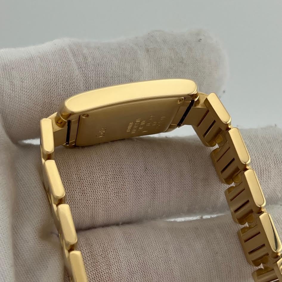 Numéro de style : 1840



Série : 1963****

 

Modèle : Cartier Tank Francaise

 

Matériau du boîtier : Or jaune 18k 

 

Bande : or jaune 18k 

 

Lunette : or jaune 18k 

 

Cadran : Blanc/Argent Cadran romain

 

Cristal : Saphir

 

Taille du