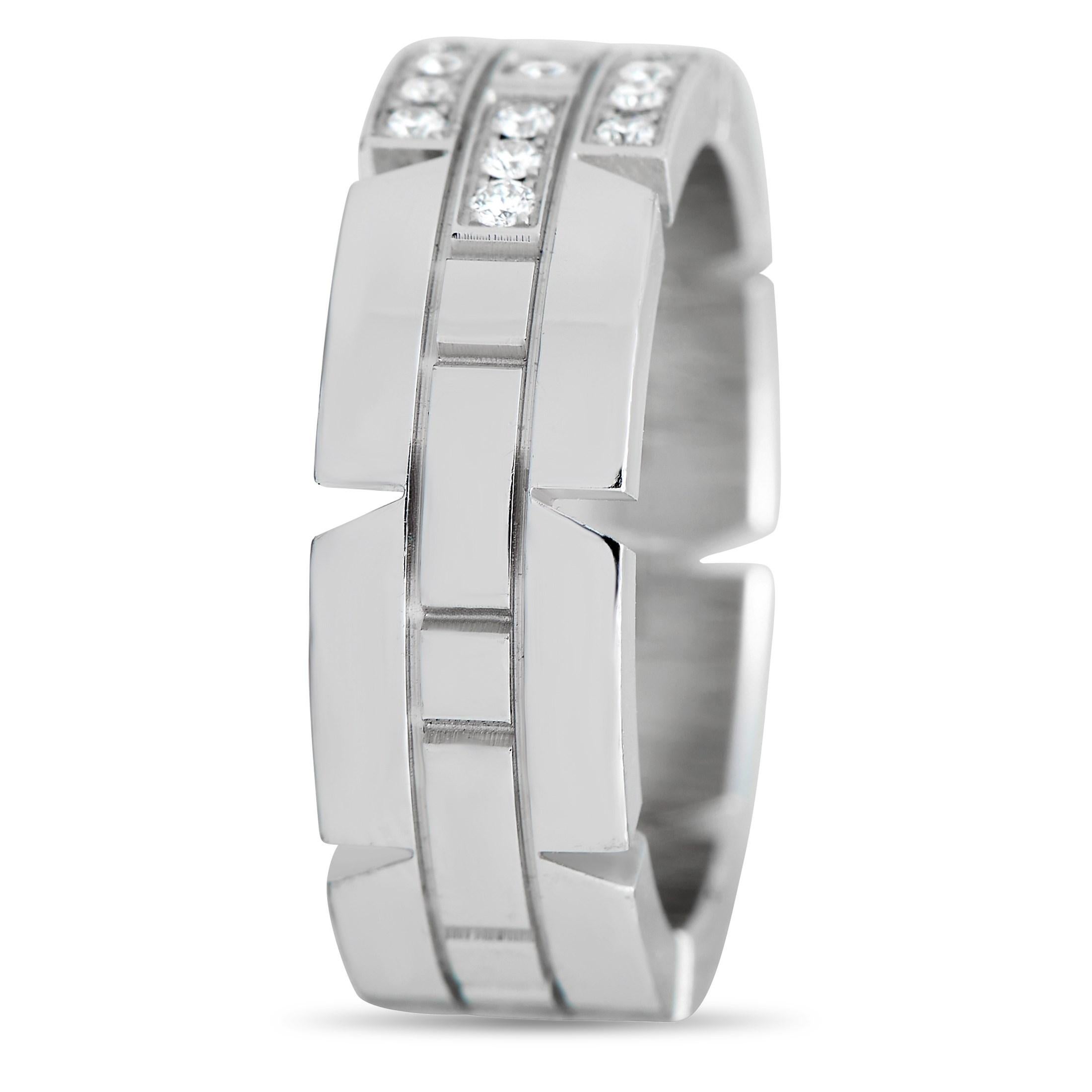 Cette bague Tank Française de Cartier présente des lignes épurées et un étonnant arrangement de diamants insérés. Ce modèle simple et élégant est fabriqué en or blanc 18 carats et mesure 6 mm de large.

Cette pièce de joaillerie est issue d'une