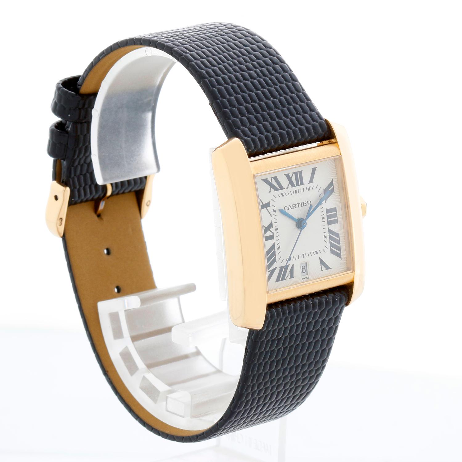 Montre homme Cartier Tank Francaise en or jaune 18k W5000156 1840 - Remontage automatique ; date à 6 heures. Tank Francaise (Large). Boîtier en or jaune 18 carats (28 x 32 mm). Cadran argenté guilloché avec chiffres romains noirs. Bracelet noir et