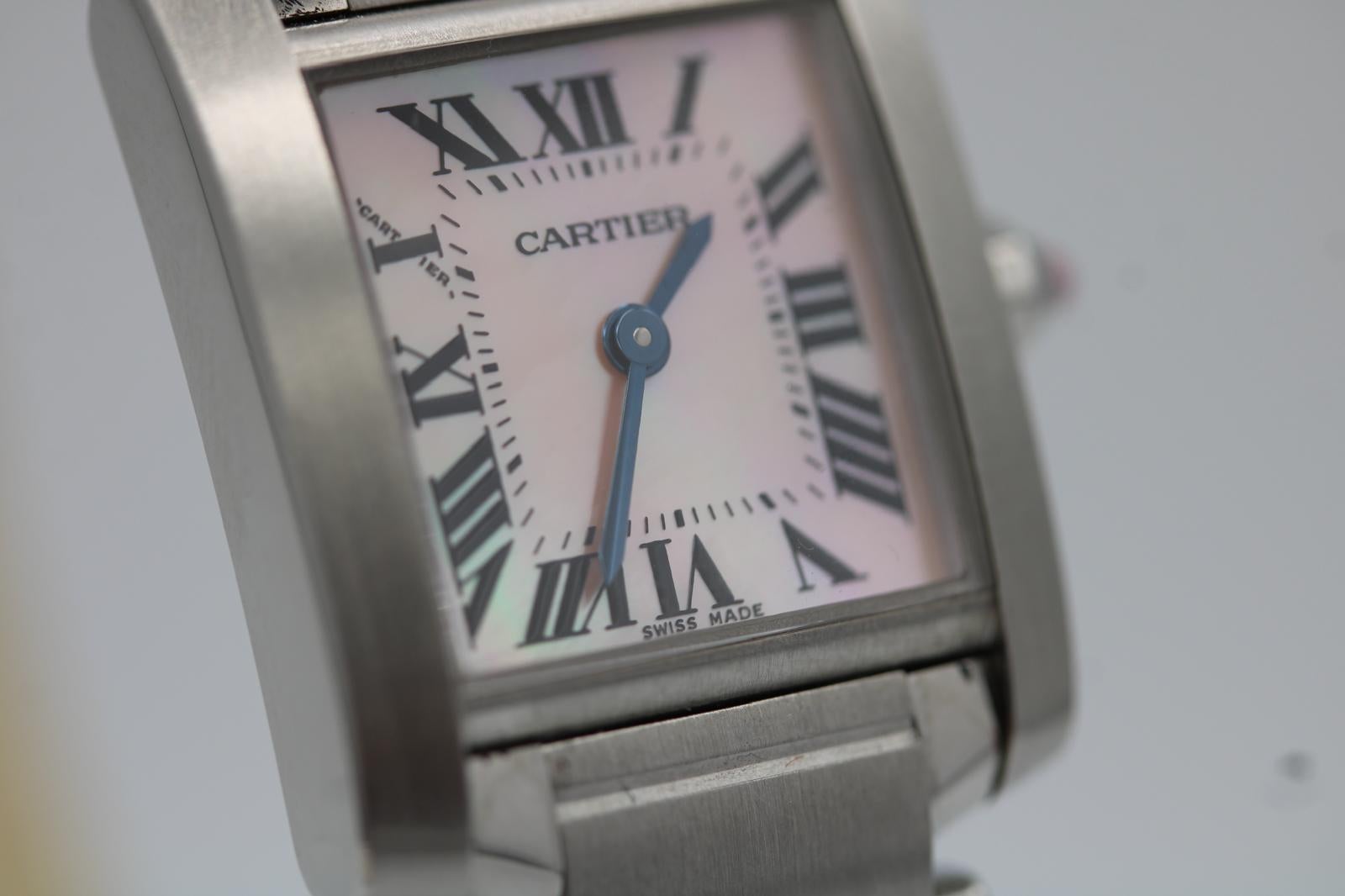Reloj: Cartier Tank Francaise 2384
Número de inventario: CHW6356
Precio: 2.350,00

Cartier Tank Française 2384  Acero 20 x 25 mm  Rara esfera de nácar rosa

El Cartier Tank Française 2384 es una fusión maravillosamente equilibrada de diseño icónico