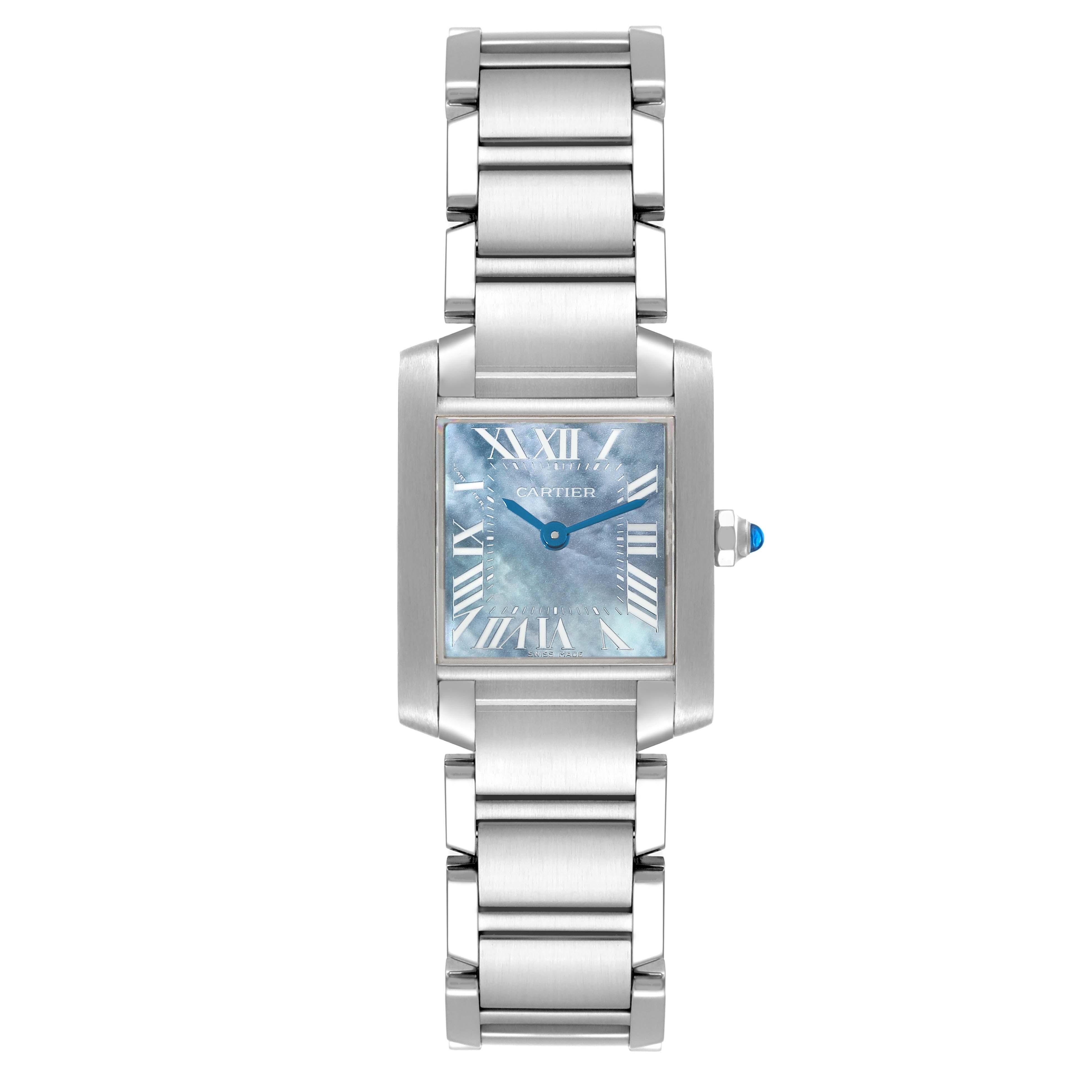Cartier Tank Francaise Blau Perlmutt Zifferblatt Stahl Damenuhr W51034Q3. Quarzwerk. Rechteckiges Gehäuse aus Edelstahl 20,0 x 25,0 mm. Achteckige Krone, besetzt mit einem blauen Spinell-Cabochon. . Kratzfestes Saphirglas. Blaues Perlmuttzifferblatt